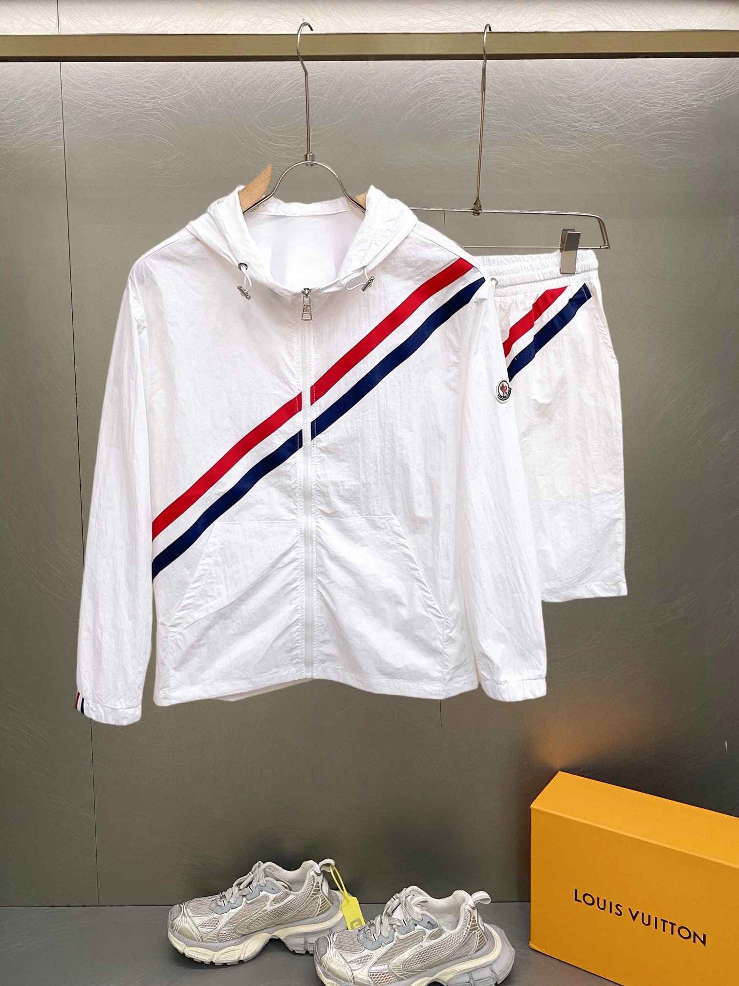 NO:417007,The 2025 summer sun protection clothes and shorts set, overseas counter synchronization, light and high-quality fabrics are luxurious and high-quality customization, anyone can easily control it, customer-supplied imported fiber fabrics, soft hand, comfortable and stylish, sweat-absorbing and breathable, foreign trade company orders, n domestic first-line OEM factories, customized high-density fabrics, water-free, luxurious upper body looks young, summer street fashion sun protection must be required. Number of code M~XXXL.L wears 175/140 catties, place an order to report height and weight, Moncler, shorts, alexander wang19860909蒙口 2025夏季防晒衣短裤套装,海外专柜同步 轻薄高品质面料奢华高级定制 任何人都可以轻松驾驭,客供进口聚纤维面料 手软舒适有型 吸汗透气 ,外贸公司订单,n国内一线代工厂出品,订制高密度面料,过水不变型,奢华上身显年轻,夏日街头时尚防晒必备款. 码数M～XXXL.L穿175/140斤 下单报身高体重,,Moncler,shorts,alexander wang,Men's clothing