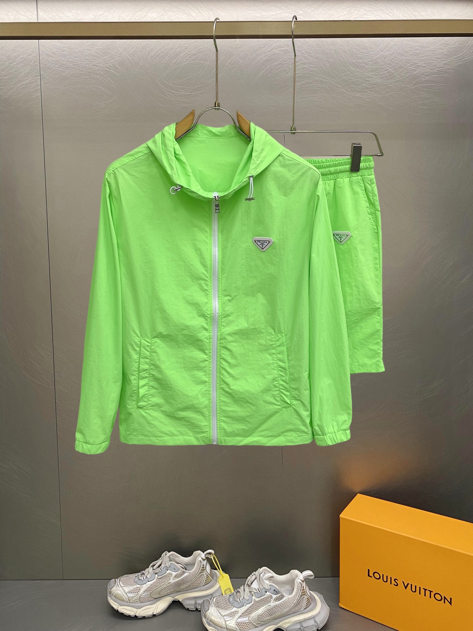 NO:417024,Prada 2025 summer sun protection clothes and shorts set, overseas counter synchronizes, light and high-quality fabrics, luxurious and high-quality customization, anyone can easily control it, customer-supplied imported fiber fabrics, soft hand, comfortable and stylish, sweat-absorbing and breathable, foreign trade company orders, n domestic first-line OEM factories, customized high-density fabrics, water-free, luxurious upper body looks young, summer street fashion sun protection must be required. Number of code M~XXXL.L wears 175/140 catties, place an order to report height and weight, prada, shorts, alexander wang19860909普拉达 2025夏季防晒衣短裤套装,海外专柜同步 轻薄高品质面料奢华高级定制 任何人都可以轻松驾驭,客供进口聚纤维面料 手软舒适有型 吸汗透气 ,外贸公司订单,n国内一线代工厂出品,订制高密度面料,过水不变型,奢华上身显年轻,夏日街头时尚防晒必备款. 码数M～XXXL.L穿175/140斤 下单报身高体重,,prada,shorts,alexander wang,Men's clothing