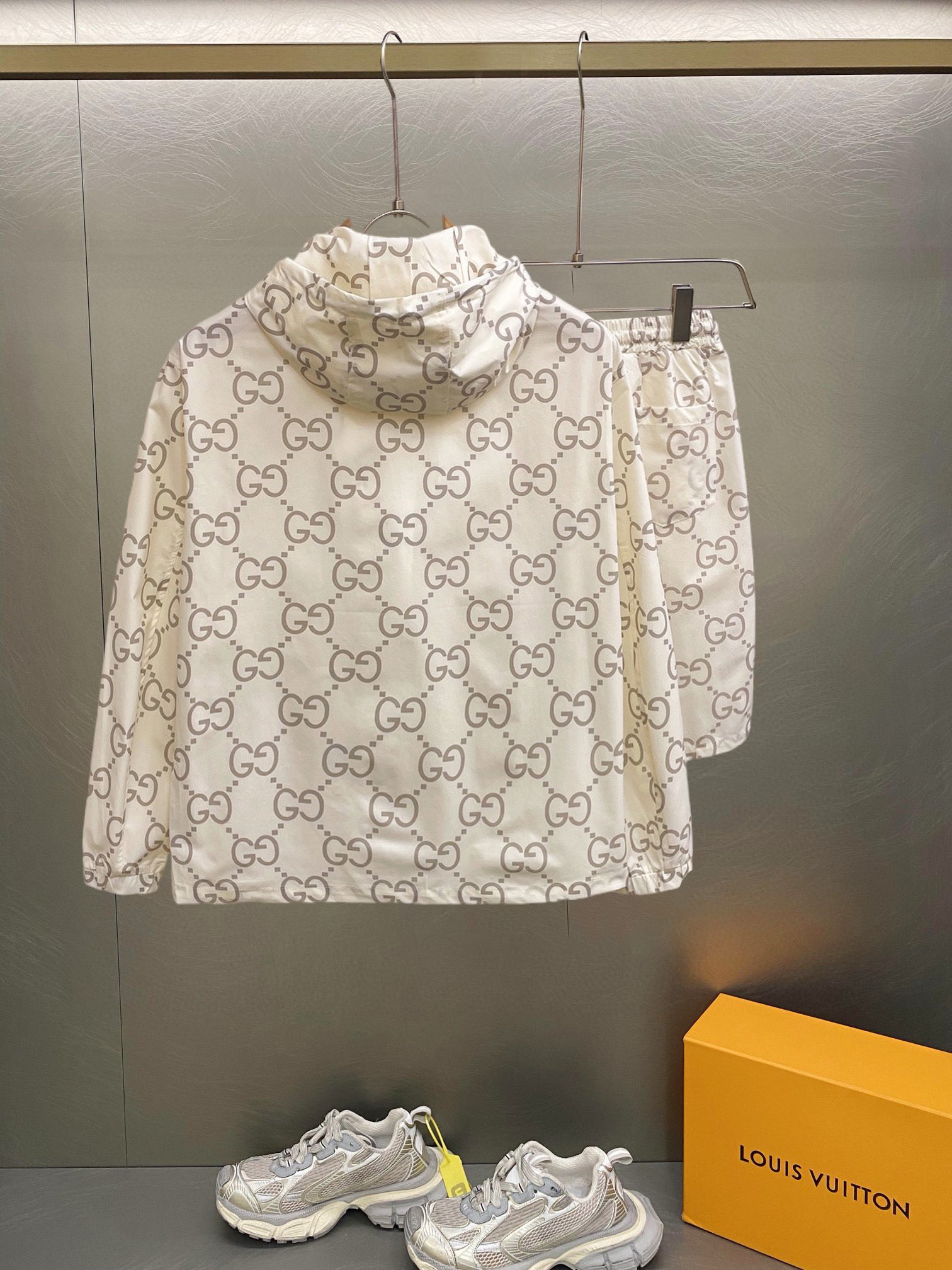 NO:417031,Gucci 2025 summer sun protection clothes and shorts set, overseas counter synchronizes, light and high-quality fabrics, luxurious and high-quality customization, anyone can easily control it, customer-supplied imported fiber fabrics, soft hand, comfortable and stylish, sweat-absorbing and breathable, foreign trade company orders, n domestic first-line OEM factories, customized high-density fabrics, water-free, luxurious upper body looks young, summer street fashion sun protection must be required. Number M~XXXL.L wears 175/140 catties, place an order to report height and weight, gucci, shorts, alexander wang19860909古驰 2025夏季防晒衣短裤套装,海外专柜同步 轻薄高品质面料奢华高级定制 任何人都可以轻松驾驭,客供进口聚纤维面料 手软舒适有型 吸汗透气 ,外贸公司订单,n国内一线代工厂出品,订制高密度面料,过水不变型,奢华上身显年轻,夏日街头时尚防晒必备款. 码数M～XXXL.L穿175/140斤 下单报身高体重,,gucci,shorts,alexander wang,Men's clothing