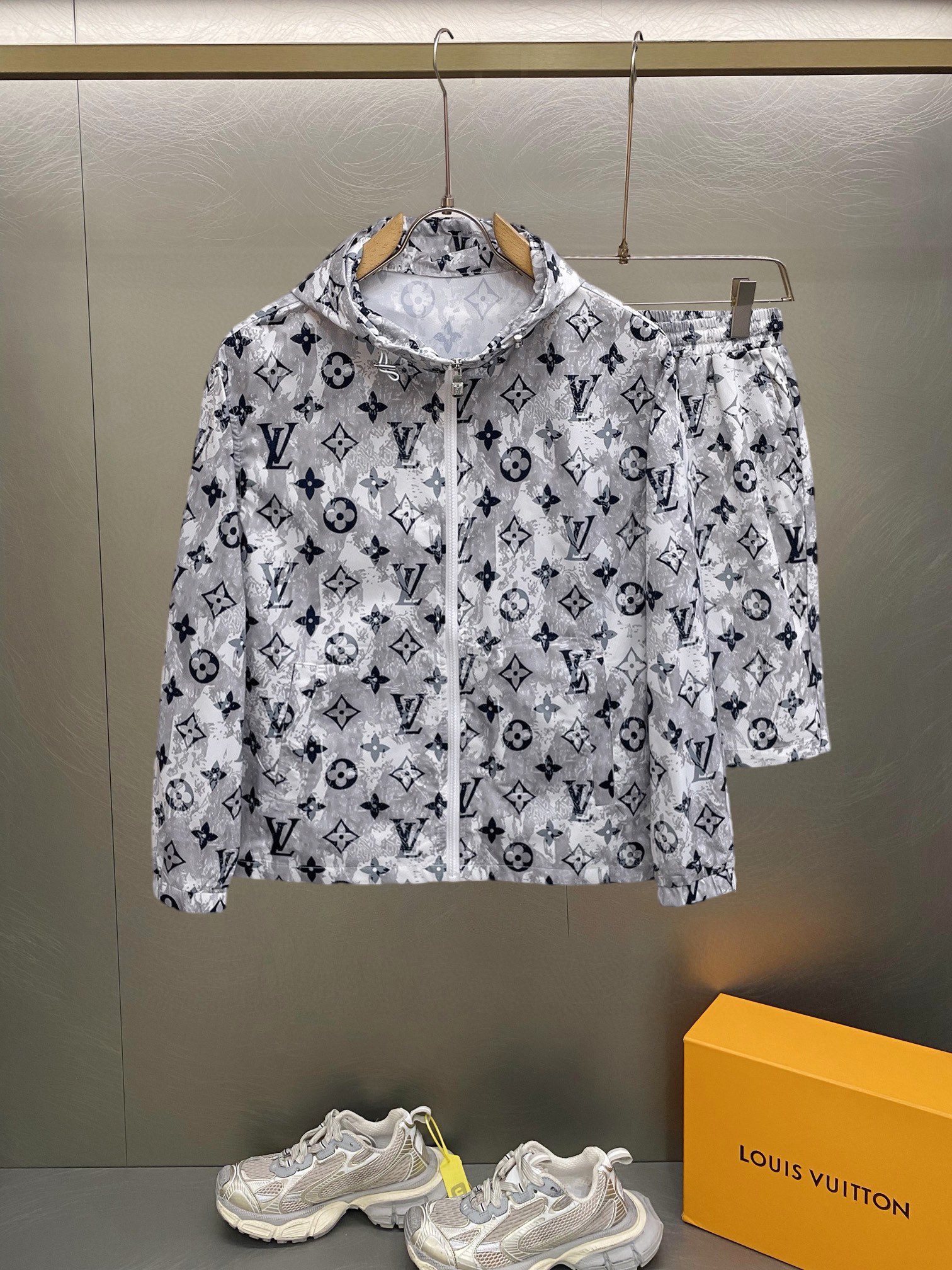 NO:417036,Louis Vuitton LV 2025 summer sun protection clothes and shorts set, overseas counter synchronization, light and high-quality fabrics luxury high-quality customization, anyone can easily control it, customer-supplied imported fiber fabrics, soft hand, comfortable and stylish, sweat-absorbing and breathable, foreign trade company orders, n domestic first-line OEM factories, customized high-density fabrics, water-free, luxurious upper body looks young, summer street fashion sun protection essentials. Number M~XXXL.L wears 175/140 catties, placing an order to report height and weight,, louis vuitton, louis vuitton, shorts, alexander wang19860909路易威登LV 2025夏季防晒衣短裤套装,海外专柜同步 轻薄高品质面料奢华高级定制 任何人都可以轻松驾驭,客供进口聚纤维面料 手软舒适有型 吸汗透气 ,外贸公司订单,n国内一线代工厂出品,订制高密度面料,过水不变型,奢华上身显年轻,夏日街头时尚防晒必备款. 码数M～XXXL.L穿175/140斤 下单报身高体重,,louis vuitton,louis vuitton,shorts,alexander wang,Men's clothing