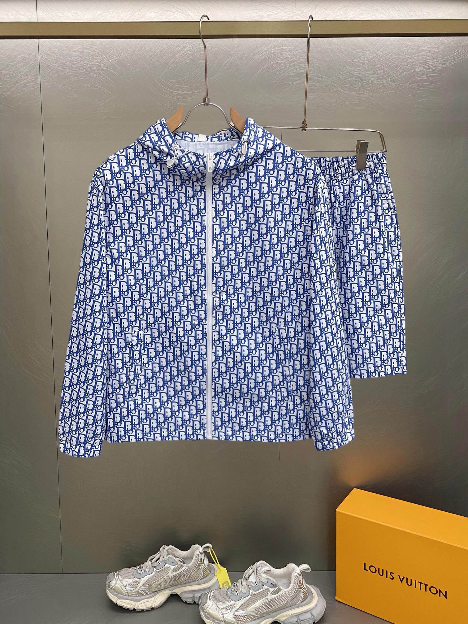 NO:417043,Gucci 2025 summer sun protection clothes and shorts set, overseas counter synchronizes, light and high-quality fabrics, luxurious and high-quality customization, anyone can easily control it, customer-supplied imported fiber fabrics, soft hand, comfortable and stylish, sweat-absorbing and breathable, foreign trade company orders, n domestic first-line OEM factories, customized high-density fabrics, water-free, luxurious upper body looks young, summer street fashion sun protection must be required. Number M~XXXL.L wears 175/140 catties, place an order to report height and weight, gucci, shorts, alexander wang19860909古驰 2025夏季防晒衣短裤套装,海外专柜同步 轻薄高品质面料奢华高级定制 任何人都可以轻松驾驭,客供进口聚纤维面料 手软舒适有型 吸汗透气 ,外贸公司订单,n国内一线代工厂出品,订制高密度面料,过水不变型,奢华上身显年轻,夏日街头时尚防晒必备款. 码数M～XXXL.L穿175/140斤 下单报身高体重,,gucci,shorts,alexander wang,Men's clothing