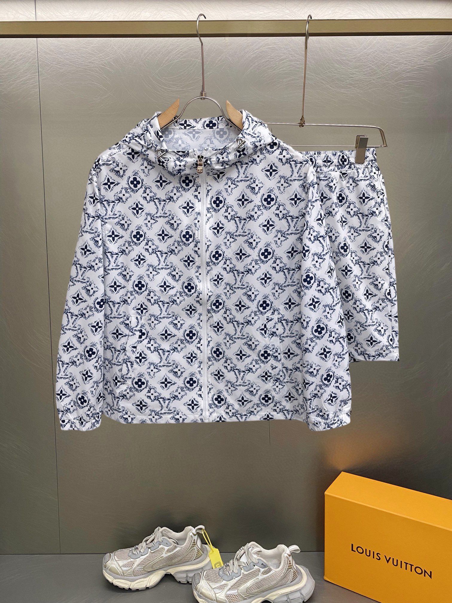 NO:417050,Louis Vuitton LV 2025 summer sun protection clothes and shorts set, overseas counter synchronization, light and high-quality fabrics luxury high-quality customization, anyone can easily control it, customer-supplied imported fiber fabrics, soft hand, comfortable and stylish, sweat-absorbing and breathable, foreign trade company orders, n domestic first-line OEM factories, customized high-density fabrics, water-free, luxurious upper body looks young, summer street fashion sun protection essentials. Number M~XXXL.L wears 175/140 catties, placing an order to report height and weight,, louis vuitton, louis vuitton, shorts, alexander wang19860909路易威登LV 2025夏季防晒衣短裤套装,海外专柜同步 轻薄高品质面料奢华高级定制 任何人都可以轻松驾驭,客供进口聚纤维面料 手软舒适有型 吸汗透气 ,外贸公司订单,n国内一线代工厂出品,订制高密度面料,过水不变型,奢华上身显年轻,夏日街头时尚防晒必备款. 码数M～XXXL.L穿175/140斤 下单报身高体重,,louis vuitton,louis vuitton,shorts,alexander wang,Men's clothing