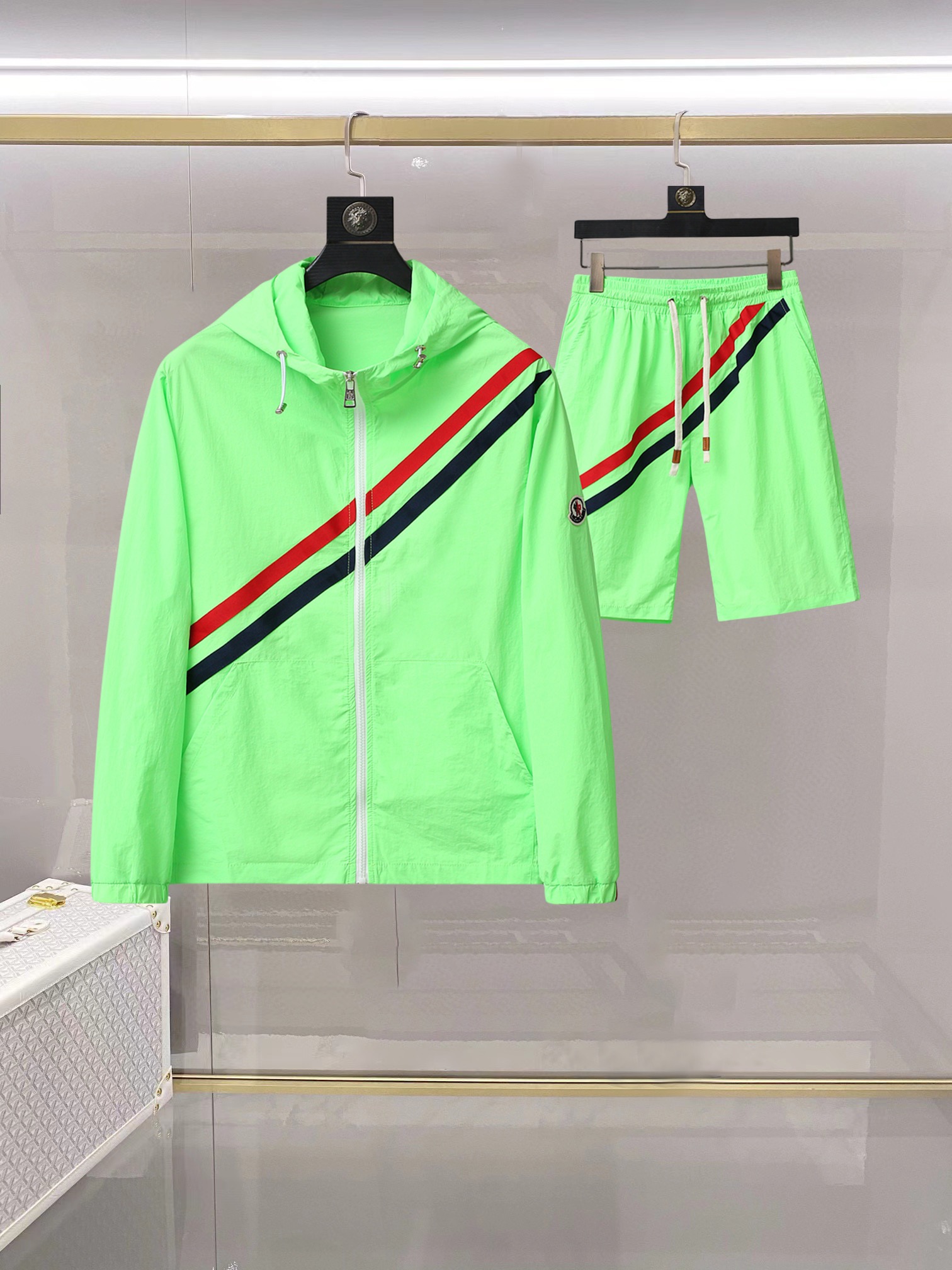 P240 Moncler Conjunto de chaqueta de protección solar y pantalones cortos para verano 2026, sincronizado con tiendas en…