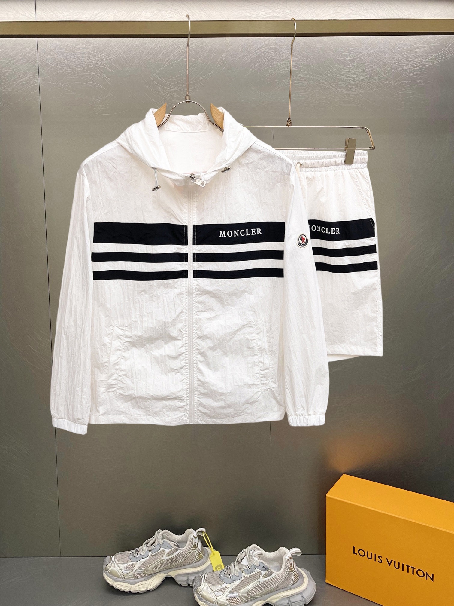 NO:417001,The 2025 summer sun protection clothes and shorts set, overseas counter synchronization, light and high-quality fabrics are luxurious and high-quality customization, anyone can easily control it, customer-supplied imported fiber fabrics, soft hand, comfortable and stylish, sweat-absorbing and breathable, foreign trade company orders, n domestic first-line OEM factories, customized high-density fabrics, water-free, luxurious upper body looks young, summer street fashion sun protection must be required. Number of code M~XXXL.L wears 175/140 catties, place an order to report height and weight, Moncler, shorts, alexander wang19860909蒙口 2025夏季防晒衣短裤套装,海外专柜同步 轻薄高品质面料奢华高级定制 任何人都可以轻松驾驭,客供进口聚纤维面料 手软舒适有型 吸汗透气 ,外贸公司订单,n国内一线代工厂出品,订制高密度面料,过水不变型,奢华上身显年轻,夏日街头时尚防晒必备款. 码数M～XXXL.L穿175/140斤 下单报身高体重,,Moncler,shorts,alexander wang,Men's clothing