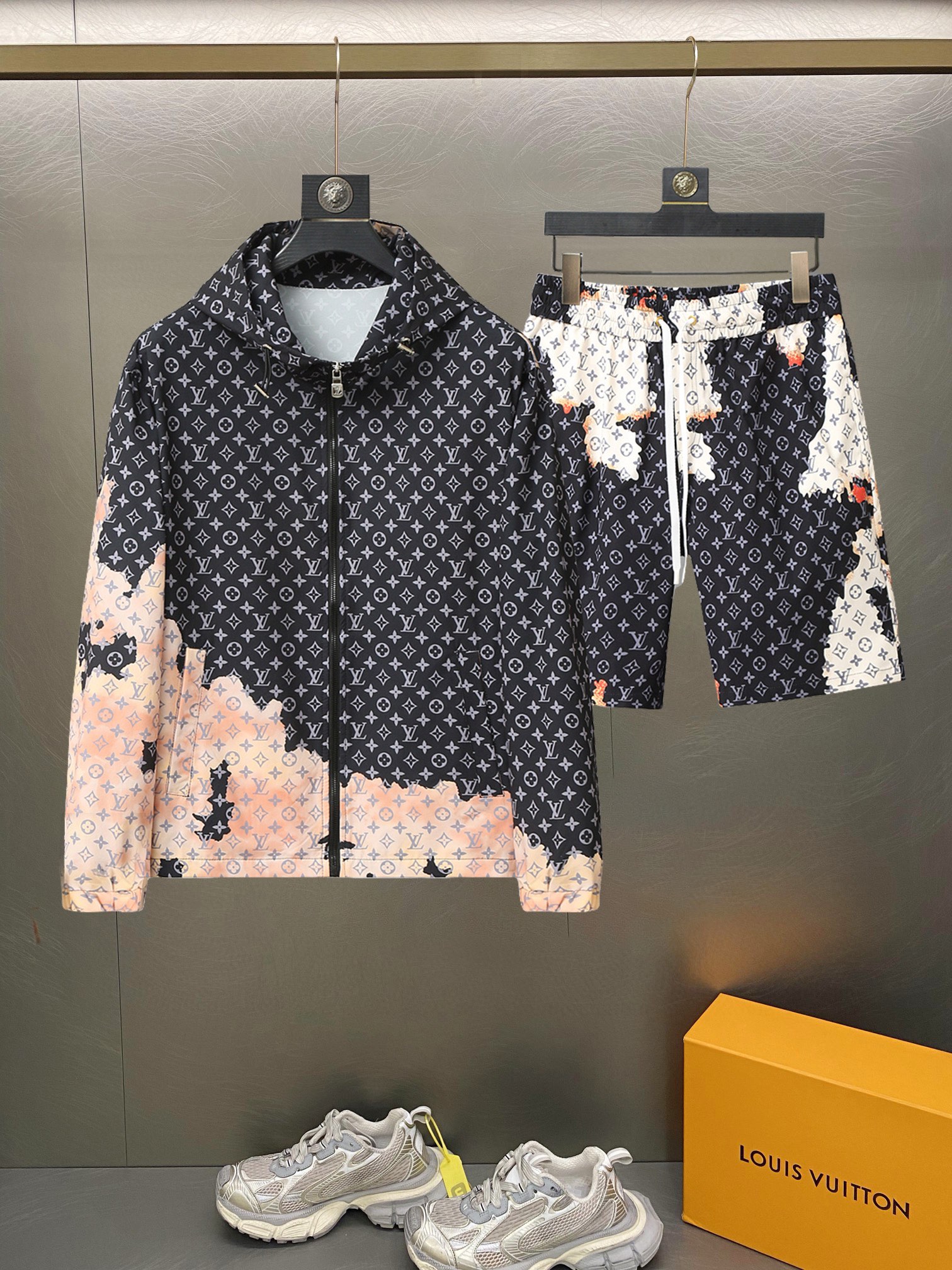 NO:417025,Louis Vuitton LV 2025 summer sun protection clothes and shorts set, overseas counter synchronization, light and high-quality fabrics luxury high-quality customization, anyone can easily control it, customer-supplied imported fiber fabrics, soft hand, comfortable and stylish, sweat-absorbing and breathable, foreign trade company orders, n domestic first-line OEM factories, customized high-density fabrics, water-free, luxurious upper body looks young, summer street fashion sun protection essentials. Number M~XXXL.L wears 175/140 catties, placing an order to report height and weight,, louis vuitton, louis vuitton, shorts, alexander wang19860909路易威登LV 2025夏季防晒衣短裤套装,海外专柜同步 轻薄高品质面料奢华高级定制 任何人都可以轻松驾驭,客供进口聚纤维面料 手软舒适有型 吸汗透气 ,外贸公司订单,n国内一线代工厂出品,订制高密度面料,过水不变型,奢华上身显年轻,夏日街头时尚防晒必备款. 码数M～XXXL.L穿175/140斤 下单报身高体重,,louis vuitton,louis vuitton,shorts,alexander wang,Men's clothing