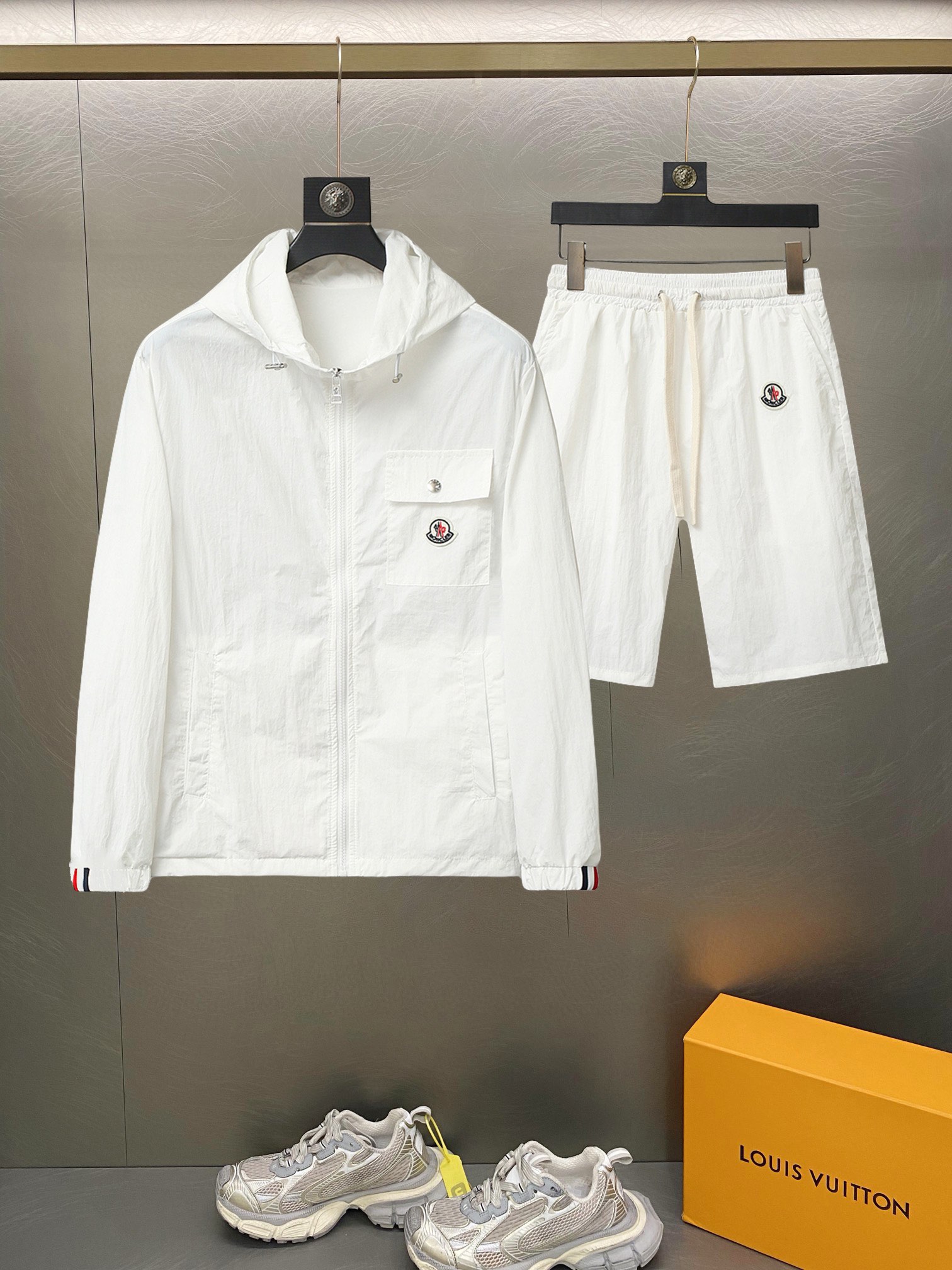 NO:417044,The 2025 summer sun protection clothes and shorts set, overseas counter synchronization, light and high-quality fabrics are luxurious and high-quality customization, anyone can easily control it, customer-supplied imported fiber fabrics, soft hand, comfortable and stylish, sweat-absorbing and breathable, foreign trade company orders, n domestic first-line OEM factories, customized high-density fabrics, water-free, luxurious upper body looks young, summer street fashion sun protection must be required. Number of code M~XXXL.L wears 175/140 catties, place an order to report height and weight, Moncler, shorts, alexander wang19860909蒙口 2025夏季防晒衣短裤套装,海外专柜同步 轻薄高品质面料奢华高级定制 任何人都可以轻松驾驭,客供进口聚纤维面料 手软舒适有型 吸汗透气 ,外贸公司订单,n国内一线代工厂出品,订制高密度面料,过水不变型,奢华上身显年轻,夏日街头时尚防晒必备款. 码数M～XXXL.L穿175/140斤 下单报身高体重,,Moncler,shorts,alexander wang,Men's clothing