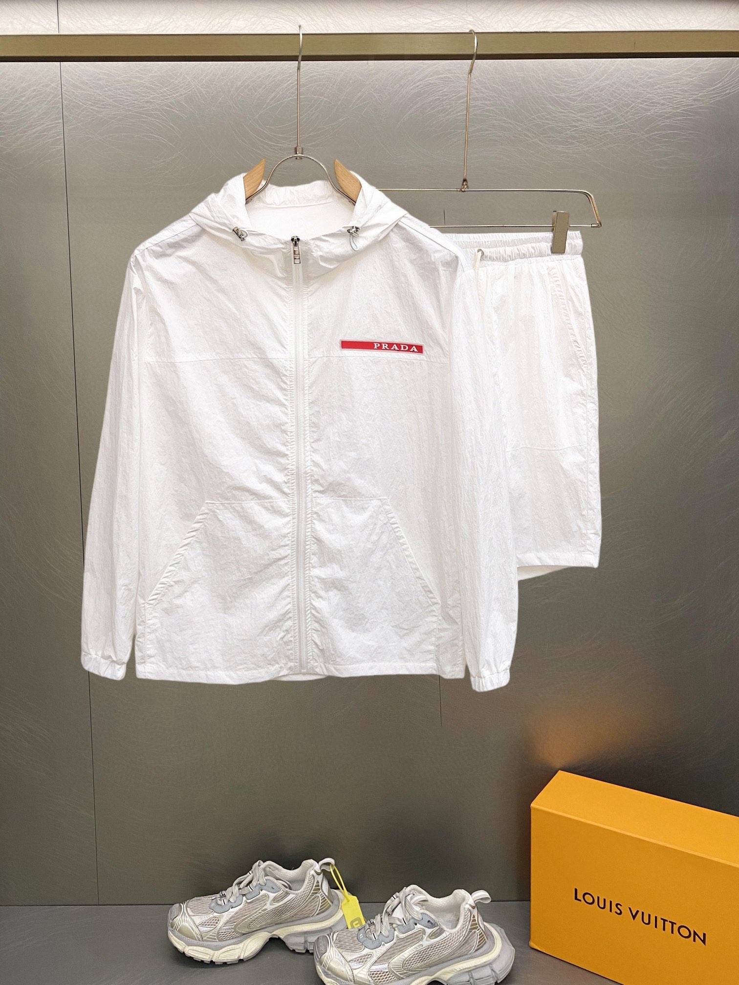 NO:417051,Prada 2025 summer sun protection clothes and shorts set, overseas counters synchronize, light and high-quality fabrics, luxurious and high-quality customization, anyone can easily control, customer-supplied imported fiber fabrics, soft hand, comfortable and stylish, sweat-absorbing and breathable, foreign trade company orders, n domestic first-line OEM factories, customized high-density fabrics, water-free, luxurious upper body looks young, summer street fashion sun protection must be required. Number M~XXXL.L wears 175/140 catties, place an order to report height and weight, prada, shorts, alexander wang19860909普拉达 2025夏季防晒衣短裤套装,海外专柜同步 轻薄高品质面料奢华高级定制 任何人都可以轻松驾驭,客供进口聚纤维面料 手软舒适有型 吸汗透气 ,外贸公司订单,n国内一线代工厂出品,订制高密度面料,过水不变型,奢华上身显年轻,夏日街头时尚防晒必备款. 码数M～XXXL.L穿175/140斤 下单报身高体重,,prada,shorts,alexander wang,Men's clothing