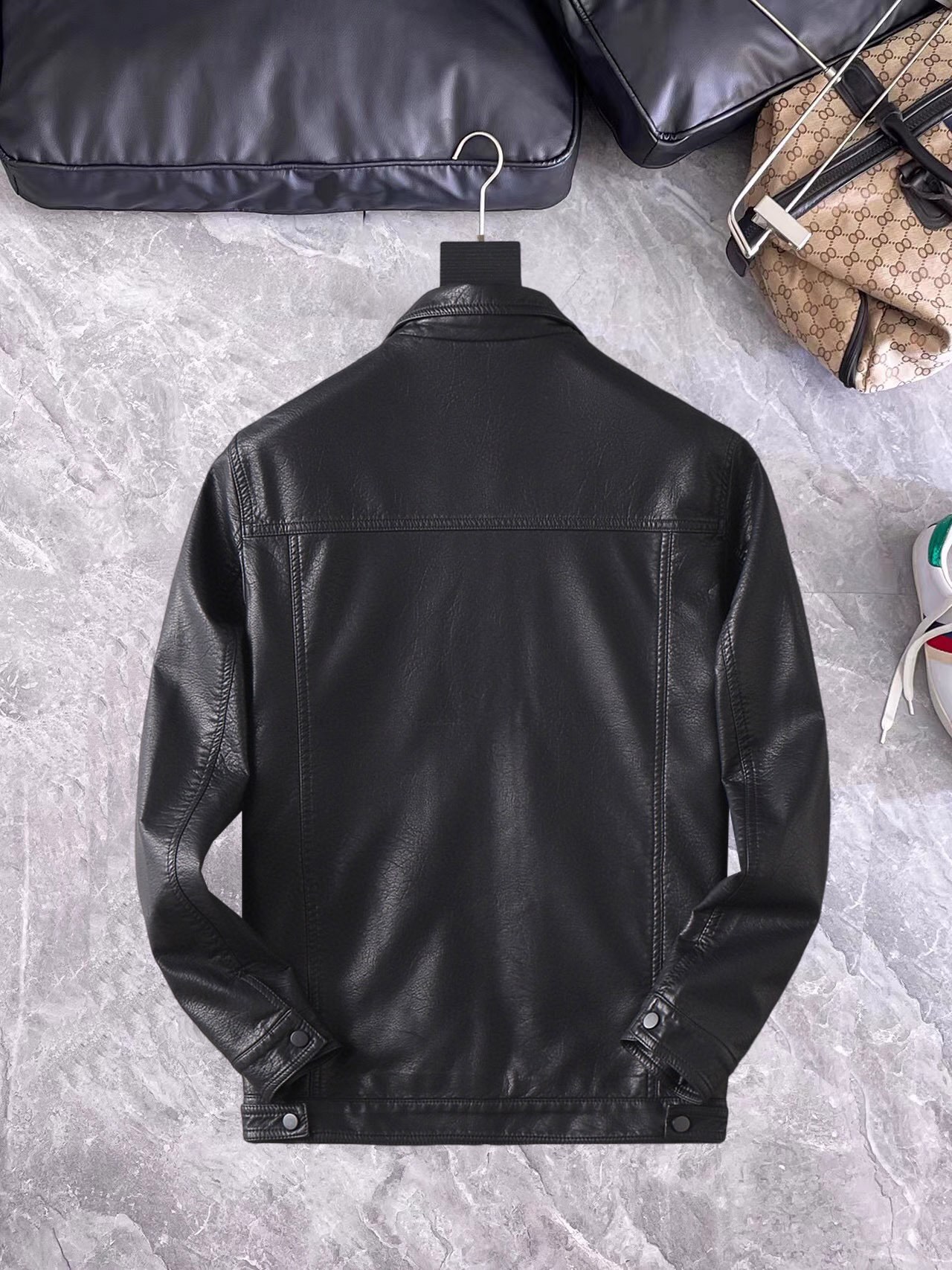 P220 Prada 2026 contador popular de primavera y otoño nueva chaqueta de cuero informal y de moda, estilo de diseño ultr…