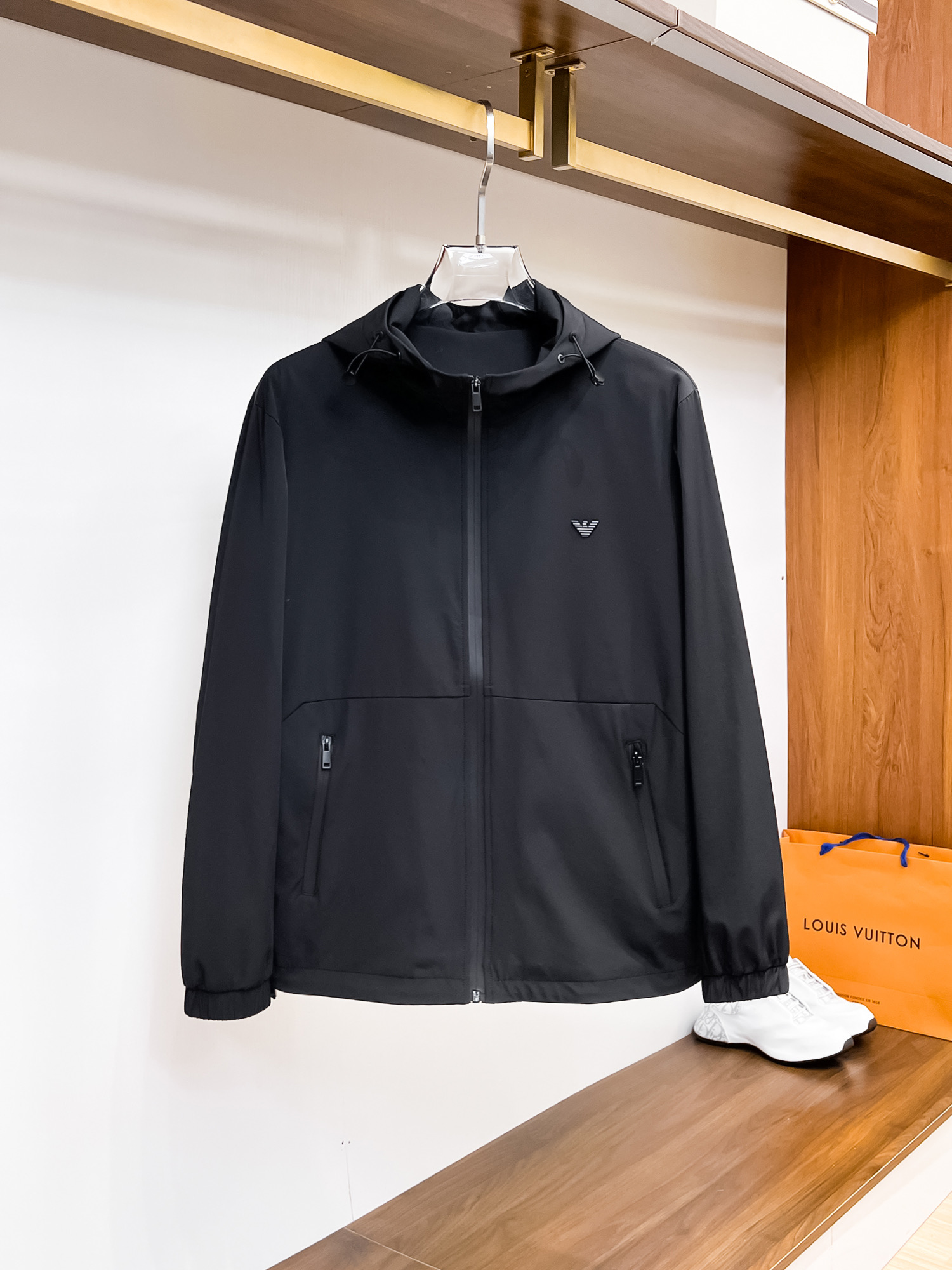 NO:117845,Armani Spring 2025 new fashion casual jacket jacket, imported original technology fabric, comfortable and breathable upper body, versatile and not picky, a must-have for successful men in fashion urban areas!  The exquisite craftsmanship logo on the chest, unique design, European fashion style, and fine craftsmanship, highlighting the personality of young people. The original hardware and accessories are of extremely high grade and are very handsome in the upper body!  M-3XL orders to report height and weight!  ,,armani,jackets & coats,jackets & coats,alexander wang19860909阿玛尼 2025春季新品时尚休闲夹克外套,进口原版科技面料,上身舒适透气,百搭不挑人,时尚都市成功男人必备！胸前精致工艺logo,独特设计欧洲时尚风格,精细工艺,彰显了年轻人的个性,原版五金辅料,档次极高,上身帅气十足！M-3XL下单报身高体重！,,armani,jackets & coats,jackets & coats,alexander wang,Men's clothing