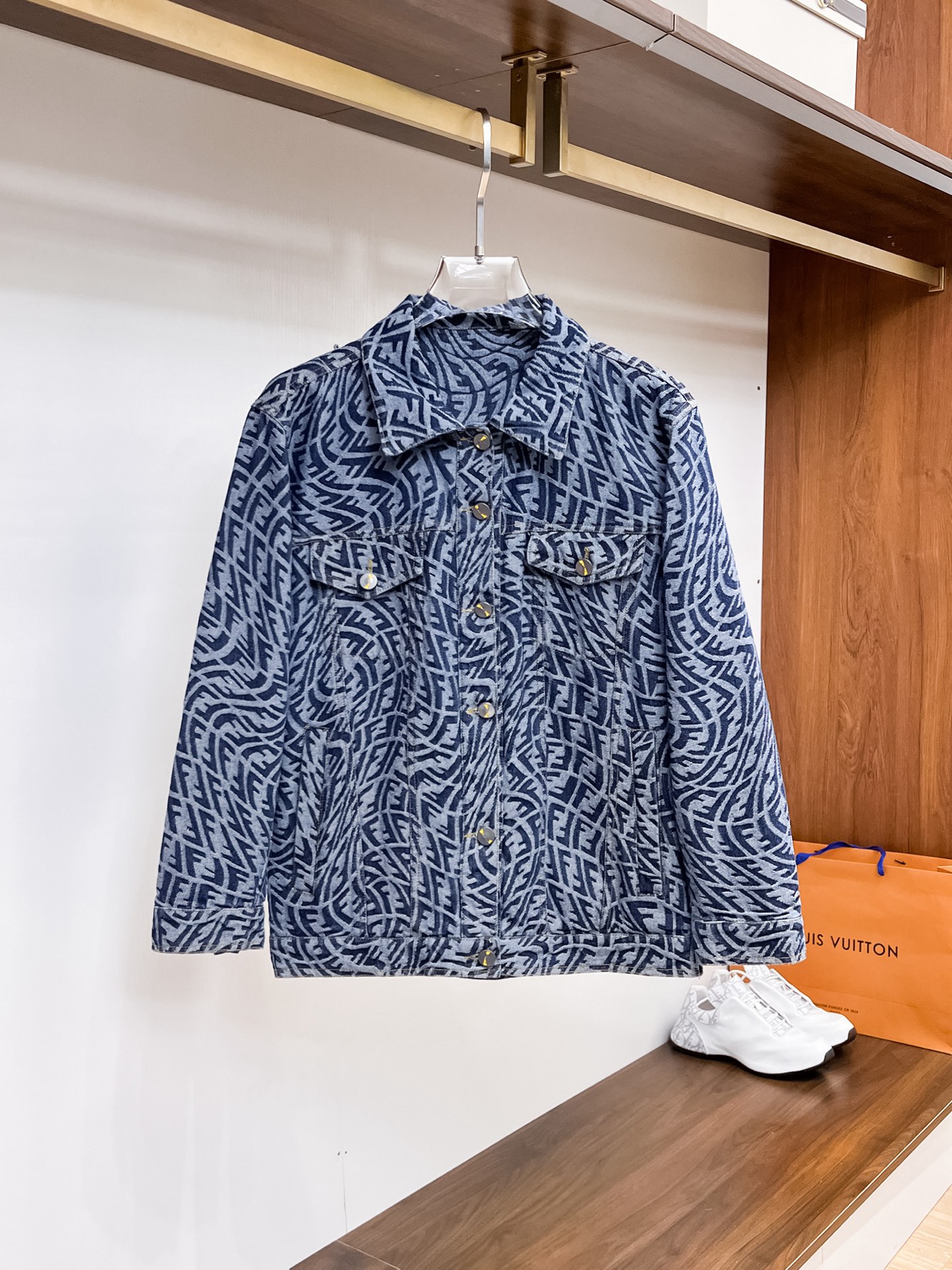 NO:117847,Fendi 2025 spring new fashion denim casual jacket, imported original technology fabric, comfortable and breathable upper body, versatile and not picky, a must-have for successful men in fashion urban areas!  The exquisite craftsmanship logo on the chest, unique design, European fashion style, and fine craftsmanship, highlighting the personality of young people. The original hardware and accessories are of extremely high grade and are very handsome in the upper body!  M-3XL orders to report height and weight!  ,fendi,jackets & coats,jackets & coats,alexander wang19860909芬迪 2025春季新品时尚牛仔休闲夹克外套,进口原版科技面料,上身舒适透气,百搭不挑人,时尚都市成功男人必备！胸前精致工艺logo,独特设计欧洲时尚风格,精细工艺,彰显了年轻人的个性,原版五金辅料,档次极高,上身帅气十足！M-3XL下单报身高体重！,,fendi,jackets & coats,jackets & coats,alexander wang,Men's clothing