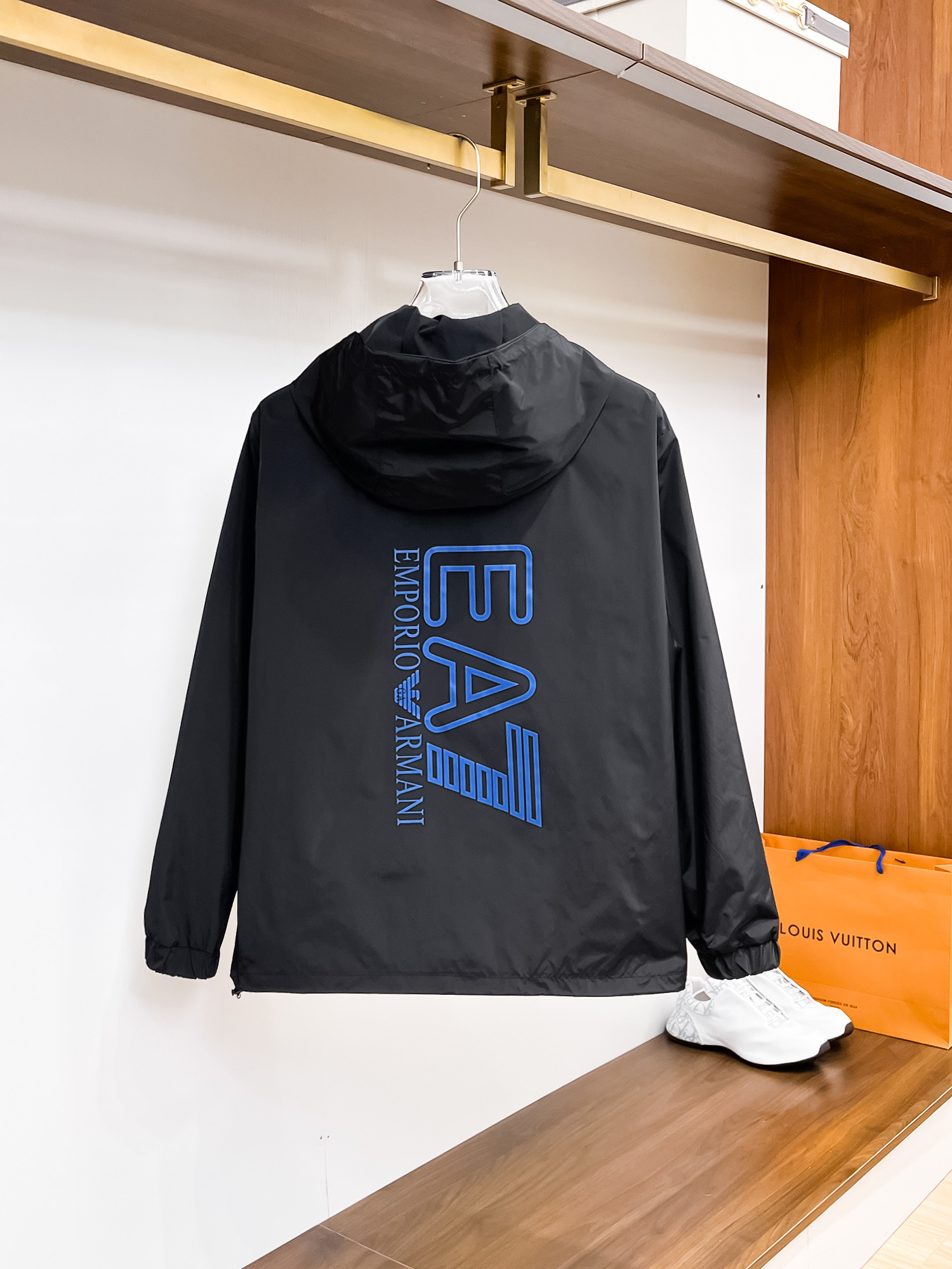 NO:117849,Armani Spring 2025 new fashion casual jacket jacket, imported original technology fabric, comfortable and breathable upper body, versatile and not picky, a must-have for successful men in fashion urban areas!  The exquisite craftsmanship logo on the chest, unique design, European fashion style, and fine craftsmanship, highlighting the personality of young people. The original hardware and accessories are of extremely high grade and are very handsome in the upper body!  M-3XL orders to report height and weight!  ,,armani,jackets & coats,jackets & coats,alexander wang19860909阿玛尼 2025春季新品时尚休闲夹克外套,进口原版科技面料,上身舒适透气,百搭不挑人,时尚都市成功男人必备！胸前精致工艺logo,独特设计欧洲时尚风格,精细工艺,彰显了年轻人的个性,原版五金辅料,档次极高,上身帅气十足！M-3XL下单报身高体重！,,armani,jackets & coats,jackets & coats,alexander wang,Men's clothing