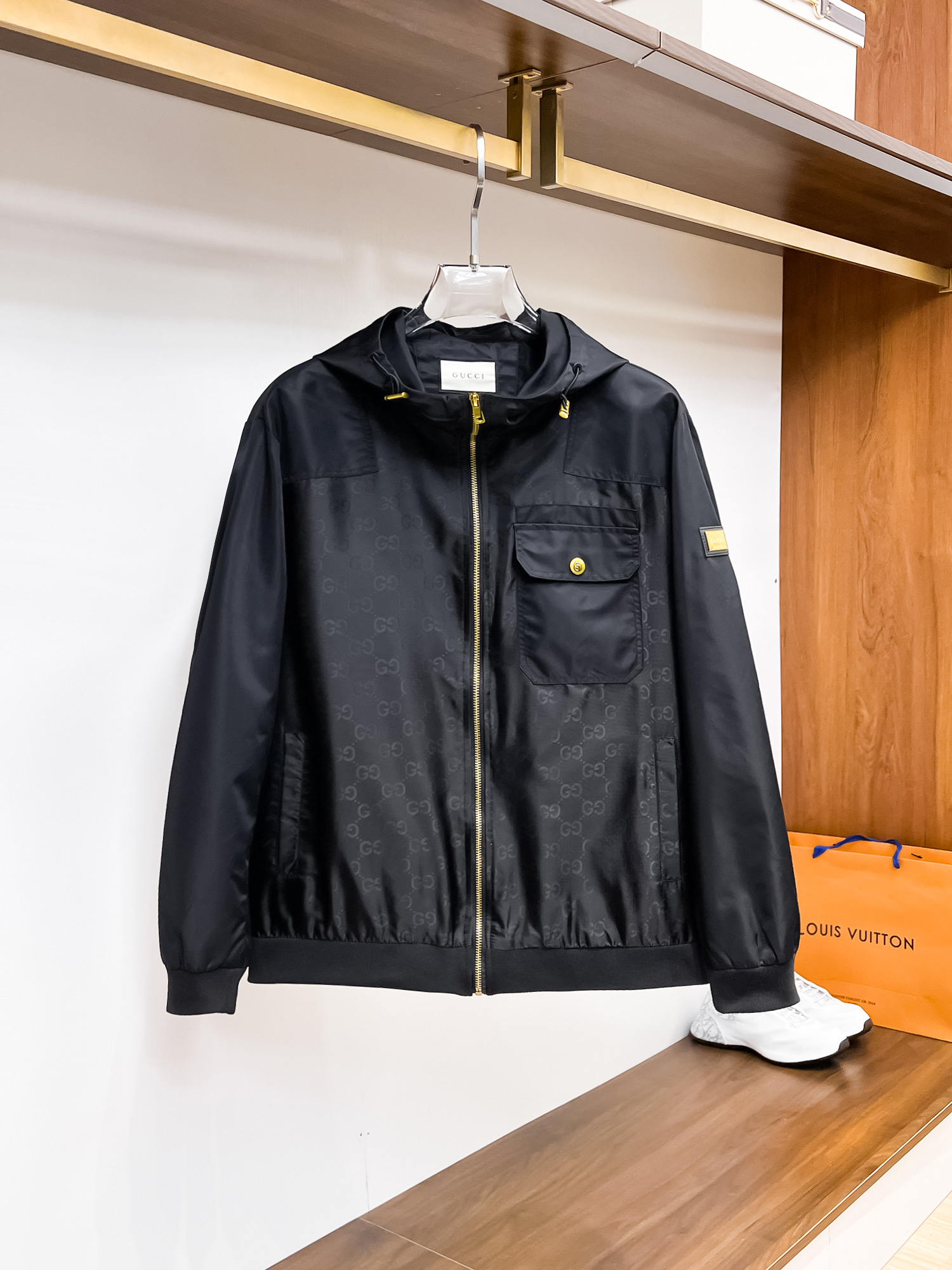 NO:117854,Gucci's new spring 2025 fashion casual jacket, imported original technology fabric, comfortable and breathable upper body, versatile and not picky, a must-have for successful men in fashion urban areas!  The exquisite craftsmanship logo on the chest, unique design, European fashion style, and fine craftsmanship, highlighting the personality of young people. The original hardware and accessories are of extremely high grade and are very handsome in the upper body!  M-3XL orders to report height and weight!  ,,gucci,jackets & coats,jackets & coats,alexander wang19860909古驰 2025春季新品时尚休闲夹克外套,进口原版科技面料,上身舒适透气,百搭不挑人,时尚都市成功男人必备！胸前精致工艺logo,独特设计欧洲时尚风格,精细工艺,彰显了年轻人的个性,原版五金辅料,档次极高,上身帅气十足！M-3XL下单报身高体重！,,gucci,jackets & coats,jackets & coats,alexander wang,Men's clothing