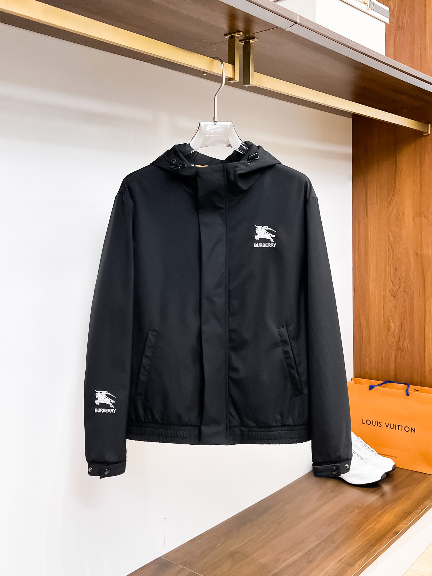 NO:117853,Burberry's new spring 2025 fashion casual jacket, imported original technology fabric, comfortable and breathable upper body, versatile and not picky, a must-have for successful men in fashion urban areas!  The exquisite craftsmanship logo on the chest, unique design, European fashion style, and fine craftsmanship, highlighting the personality of young people. The original hardware and accessories are of extremely high grade and are very handsome in the upper body!  M-3XL orders to report height and weight!  ,burberry,jackets & coats,jackets & coats,alexander wang19860909巴宝莉 2025春季新品时尚休闲夹克外套,进口原版科技面料,上身舒适透气,百搭不挑人,时尚都市成功男人必备！胸前精致工艺logo,独特设计欧洲时尚风格,精细工艺,彰显了年轻人的个性,原版五金辅料,档次极高,上身帅气十足！M-3XL下单报身高体重！,,burberry,jackets & coats,jackets & coats,alexander wang,Men's clothing