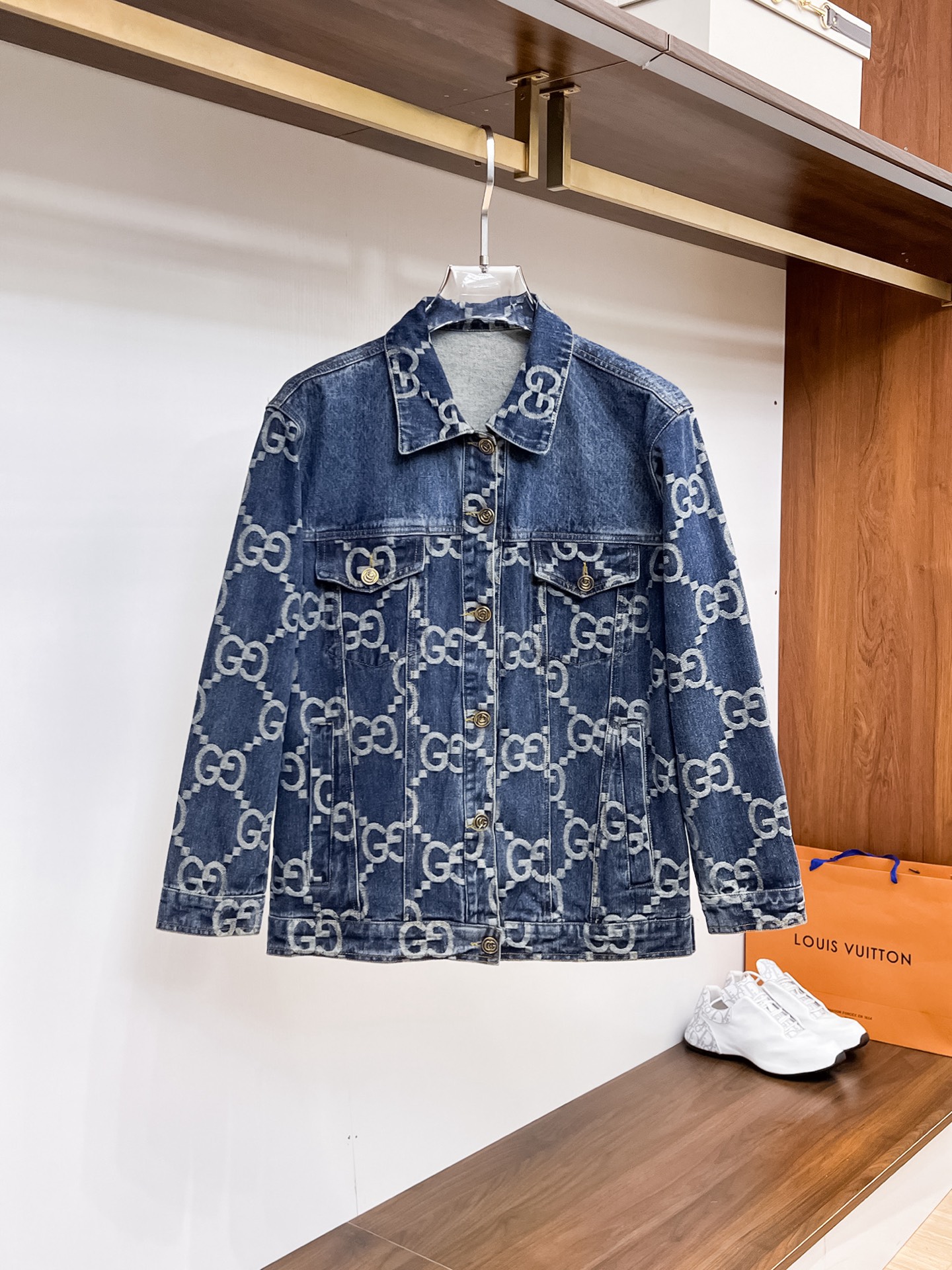 NO:117851,Gucci's new spring 2025 fashion denim casual jacket, imported original technology fabric, comfortable and breathable upper body, versatile and not picky, a must-have for successful men in fashion urban areas!  The exquisite craftsmanship logo on the chest, unique design, European fashion style, and fine craftsmanship, highlighting the personality of young people. The original hardware and accessories are of extremely high grade and are very handsome in the upper body!  M-3XL orders to report height and weight!  ,,gucci,jackets & coats,jackets & coats,alexander wang19860909古驰 2025春季新品时尚牛仔休闲夹克外套,进口原版科技面料,上身舒适透气,百搭不挑人,时尚都市成功男人必备！胸前精致工艺logo,独特设计欧洲时尚风格,精细工艺,彰显了年轻人的个性,原版五金辅料,档次极高,上身帅气十足！M-3XL下单报身高体重！,,gucci,jackets & coats,jackets & coats,alexander wang,Men's clothing