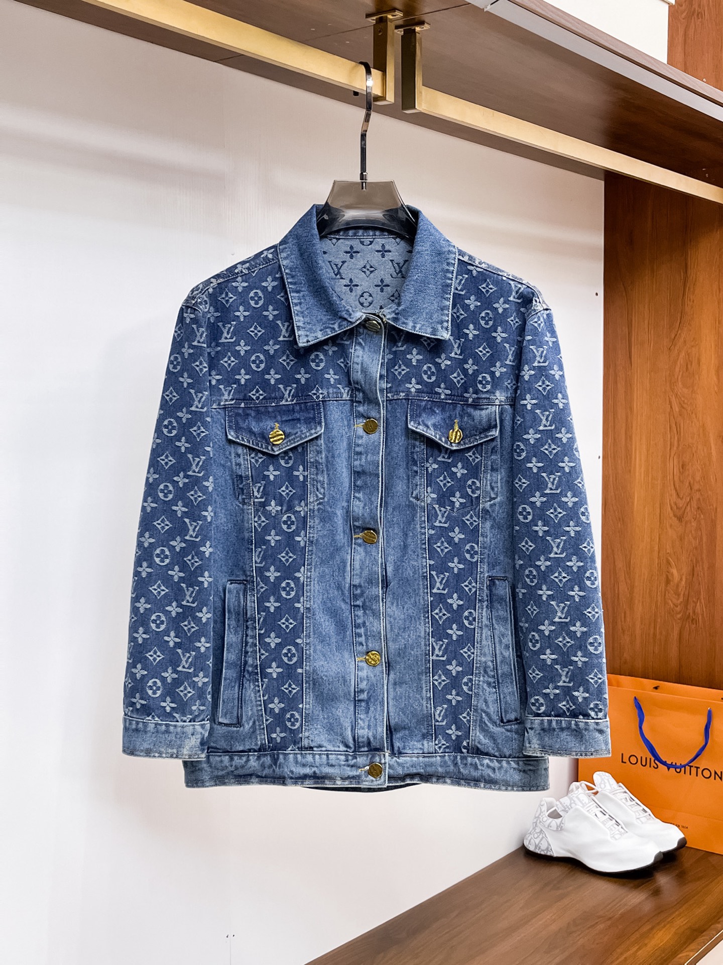 NO:117868,Louis Vuitton LV 2025 spring new fashion denim casual jacket jacket, imported original technology fabric, comfortable and breathable upper body, versatile and not picky, a must-have for successful men in fashion urban areas!  The exquisite craftsmanship logo on the chest, unique design, European fashion style, and fine craftsmanship, highlighting the personality of young people. The original hardware and accessories are of extremely high grade and are very handsome in the upper body!  M-3XL orders to report height and weight!  ,,louis vuitton,louis vuitton,jackets & coats,jackets & coats,alexander wang19860909路易威登LV 2025春季新品时尚牛仔休闲夹克外套,进口原版科技面料,上身舒适透气,百搭不挑人,时尚都市成功男人必备！胸前精致工艺logo,独特设计欧洲时尚风格,精细工艺,彰显了年轻人的个性,原版五金辅料,档次极高,上身帅气十足！M-3XL下单报身高体重！,,louis vuitton,louis vuitton,jackets & coats,jackets & coats,alexander wang,Men's clothing