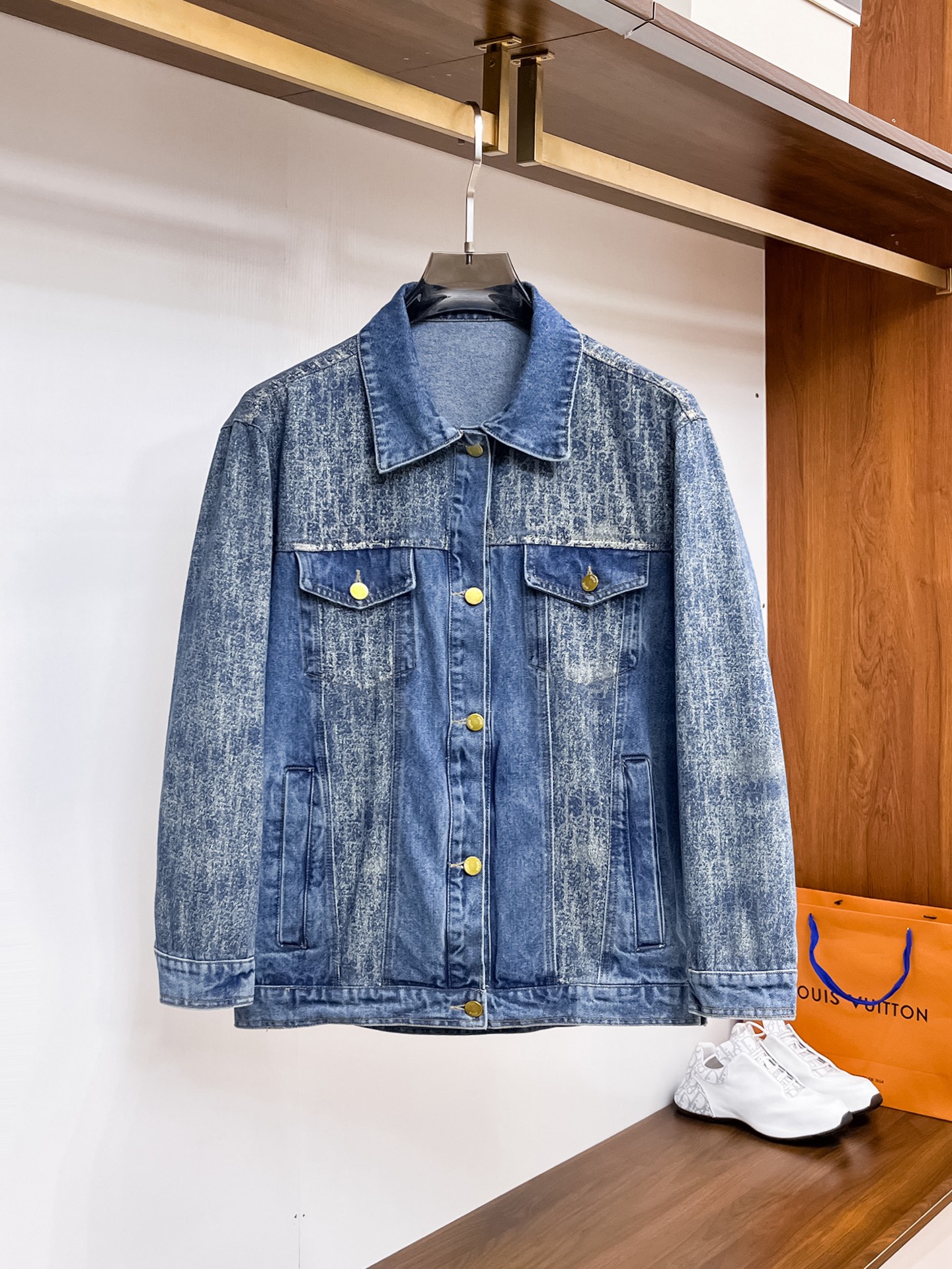 NO:117877,Dior 2025 spring new fashion denim casual jacket, imported original technology fabric, comfortable and breathable upper body, versatile and not picky, a must-have for successful men in fashion urban areas!  The exquisite craftsmanship logo on the chest, unique design, European fashion style, and fine craftsmanship, highlighting the personality of young people. The original hardware and accessories are of extremely high grade and are very handsome in the upper body!  M-3XL orders to report height and weight!  ,dior,jackets & coats,jackets & coats,alexander wang19860909迪奥 2025春季新品时尚牛仔休闲夹克外套,进口原版科技面料,上身舒适透气,百搭不挑人,时尚都市成功男人必备！胸前精致工艺logo,独特设计欧洲时尚风格,精细工艺,彰显了年轻人的个性,原版五金辅料,档次极高,上身帅气十足！M-3XL下单报身高体重！,,dior,jackets & coats,jackets & coats,alexander wang,Men's clothing