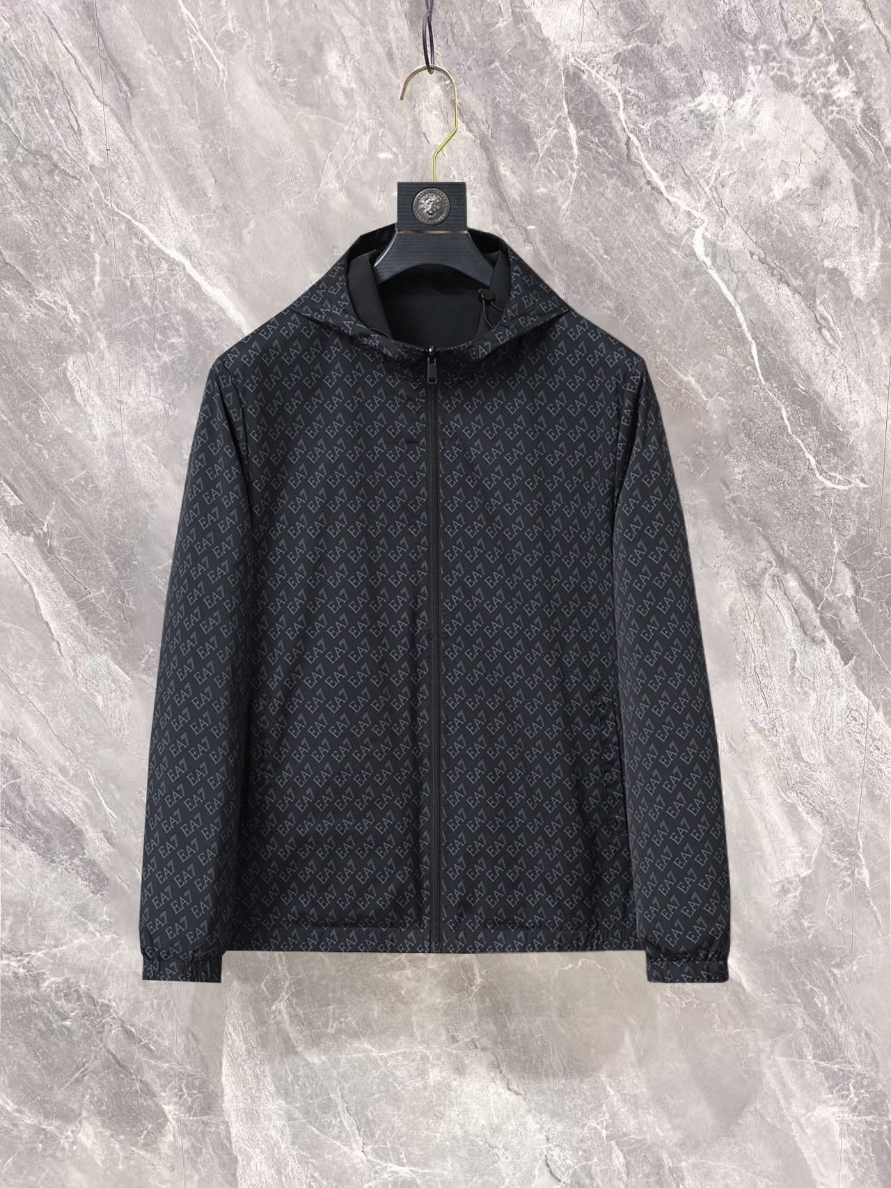 NO:732270,Same style as Armani’s official website, complete with three labels, on sale at the same time!  2026 spring and autumn new men's jackets, high-end version with counter logo, high-quality original order, complete with three labels!  Custom-made fabrics at the counter are highly breathable and comfortable, with impeccable details and brand element design concepts, reflecting high quality. It feels delicate and soft!  It presents a casual cut and the upper body shape is awesome!  Size M～3XL Please state your height and weight when ordering.,,armani,jackets & coats,jackets & coats,19860909阿玛尼 官网同款,三标齐全,同步发售！2026春秋新款男士夹克外套,专柜logo高品质原单三标齐全高端版本！专柜定制面料 透气舒适度高,细节无可挑剔,品牌元素设计理念,体现高品质.手感细腻柔软！呈现休闲裁剪,上身版型超赞！码数M～3XL下单报身高体重.,,armani,jackets & coats,jackets & coats,,Men's clothing