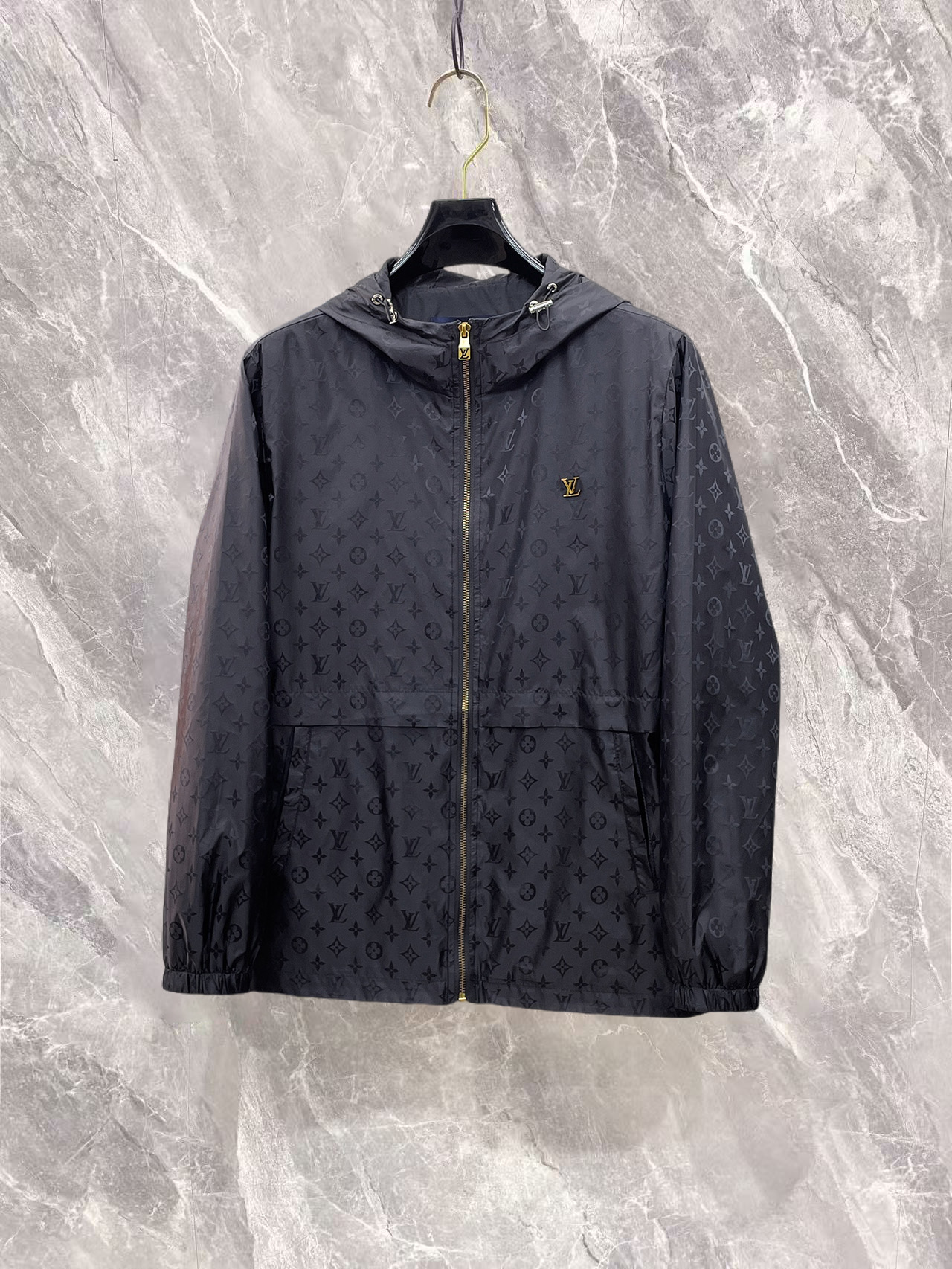 NO:732274,Louis Vuitton LV three labels are complete, the counter synchronizes the latest high-end customized jackets for spring and autumn 2026, brand letter logo pattern, unique zipper pocket design, hardware accessories logo, using counter custom fabrics, the most popular fashion style elements, the upper body effect is super handsome!  Size M-XXXL Please state your height and weight when ordering,,louis vuitton,louis vuitton,jackets & coats,jackets & coats,19860909路易威登LV 三标齐全,专柜同步2026春秋最新高端定制夹克外套,品牌字母标志图案,独特风格拉链口袋设计,五金配件Logo标志,采用专柜定制面料,最流行时尚风格元素路线,上身效果超帅气！码数M-XXXL下单报身高体重,,louis vuitton,louis vuitton,jackets & coats,jackets & coats,,Men's clothing