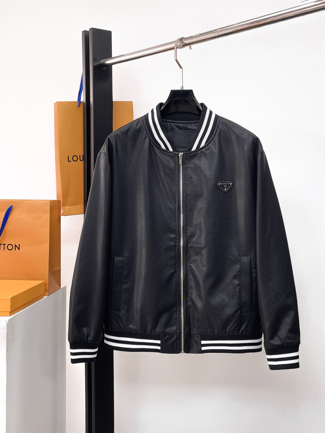 P350 Prada 2026 primavera y otoño nueva chaqueta de cuero casual, la última chaqueta casual con cremallera de moda, cha…