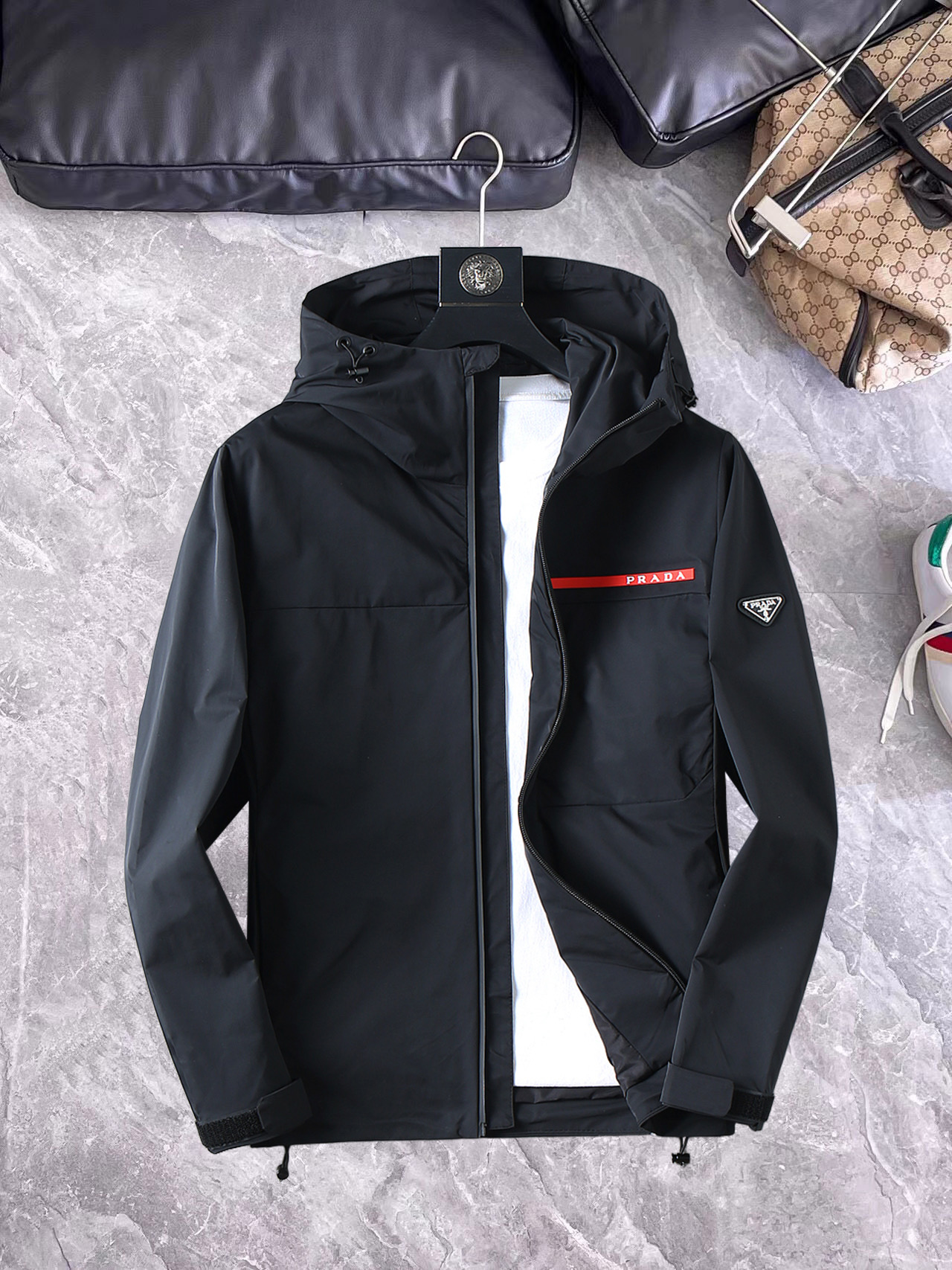 P350 Prada 2026 primavera y otoño popular contra nueva chaqueta de moda casual, estilo de diseño ultravanguardista, log…