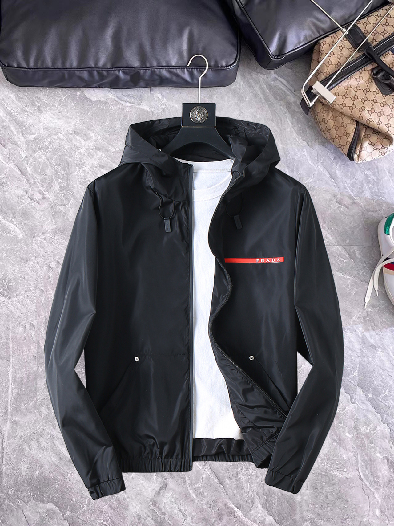 P350 Prada 2026 primavera y otoño popular contra nueva chaqueta de moda casual, estilo de diseño ultravanguardista, art…