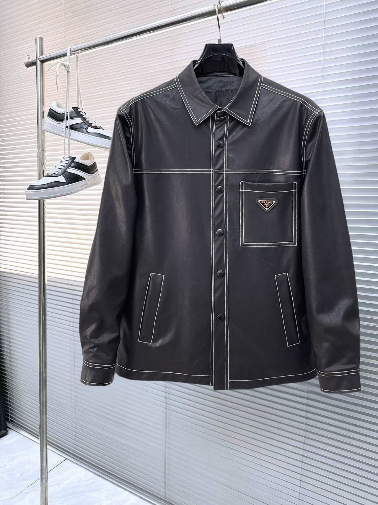 P350 Prada chaqueta de cuero nueva de primavera y otoño 2026 de alta calidad, nuevo producto de exhibición‼ El producto…
