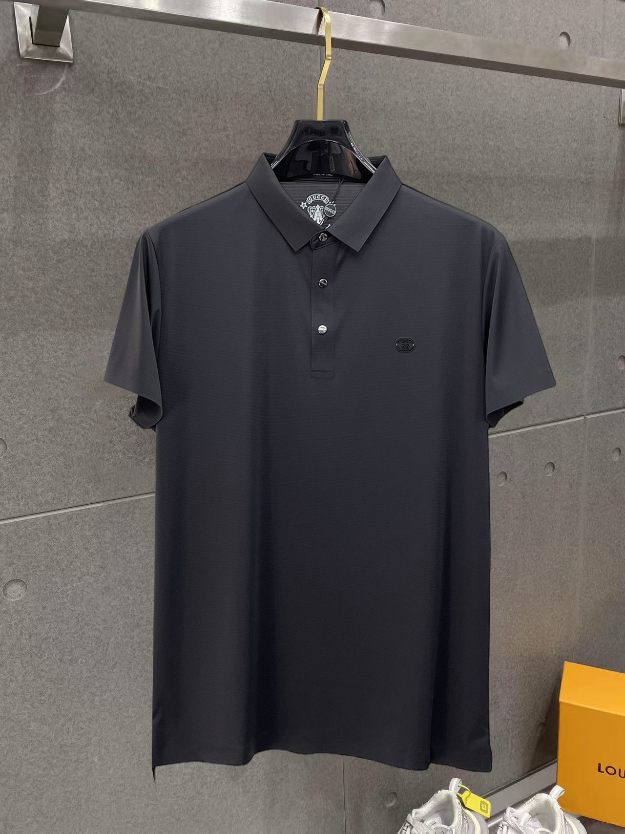 NO:957404,Directly supplied Gucci new products on the market!  2026ss summer new letter logo men’s lapel Polo shirt!  Classic business men's style, the ceiling-level business men's style of high-end men's clothing!  Simple and fashionable yet elegant, it looks great when worn alone, and the quality/details control can be taken away with your eyes closed. It is low-key, luxurious and connotative!  The mesh texture is evenly arranged on the surface of the fabric, with excellent breathability and heat dissipation and perspiration properties. The upper body comfort is completely better than ordinary single-sided jersey tissue!  Made with top-notch craftsmanship, the LOGO is three-dimensional and clear and full. It is a classic product whether worn as an inner layer or worn alone!  Exquisite cutting technology, every detail is handled very standard and delicately!  Sizes M-3XL, please state your height and weight when placing an order!  ,,gucci,19860909直供 古驰 新品上市！2026ss夏季新款字母logo男士翻领Polo衫！经典商务男款,高端男装的天花板级别的商务男款！简约时尚大气不失优雅,单穿内搭体面过人,品质控/细节控的闭眼带走,低调又奢华有内涵！面料表面排列均匀整齐的网眼纹理,透气性和散热排汗性极佳,上身舒适程度完全优于普通单面汗布组织！采用顶级工艺打造,LOGO立体清晰饱满,无论是内搭还是单穿都是一款经典领域的产品！精妙绝伦的裁剪工艺,每一个细节处理的非常标准细腻！尺码M-3XL,下单报身高体重！,,gucci,,Men's clothing