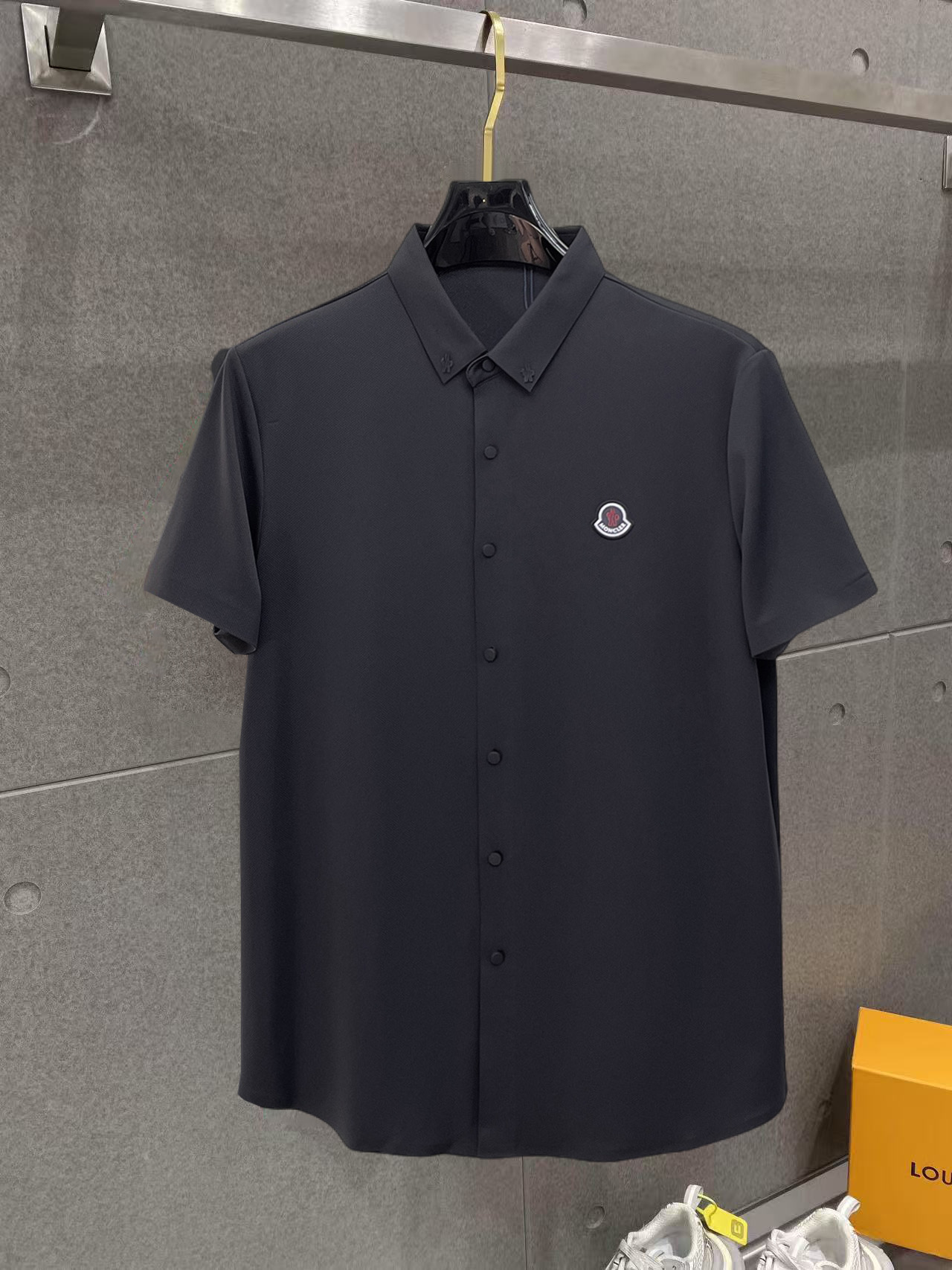 NO:957407,Directly supplied to Mengkou, new products are on the market!  2026ss summer new letter logo men’s lapel Polo shirt!  Classic business men's style, the ceiling-level business men's style of high-end men's clothing!  Simple and fashionable yet elegant, it looks great when worn alone, and the quality/details control can be taken away with your eyes closed. It is low-key, luxurious and connotative!  The mesh texture is evenly arranged on the surface of the fabric, with excellent breathability and heat dissipation and perspiration properties. The upper body comfort is completely better than ordinary single-sided jersey tissue!  Made with top-notch craftsmanship, the LOGO is three-dimensional and clear and full. It is a classic product whether worn as an inner layer or worn alone!  Exquisite cutting technology, every detail is handled very standard and delicately!  Sizes M-3XL, please state your height and weight when placing an order!  ,,Moncler,19860909直供 蒙口 新品上市！2026ss夏季新款字母logo男士翻领Polo衫！经典商务男款,高端男装的天花板级别的商务男款！简约时尚大气不失优雅,单穿内搭体面过人,品质控/细节控的闭眼带走,低调又奢华有内涵！面料表面排列均匀整齐的网眼纹理,透气性和散热排汗性极佳,上身舒适程度完全优于普通单面汗布组织！采用顶级工艺打造,LOGO立体清晰饱满,无论是内搭还是单穿都是一款经典领域的产品！精妙绝伦的裁剪工艺,每一个细节处理的非常标准细腻！尺码M-3XL,下单报身高体重！,,Moncler,,Men's clothing