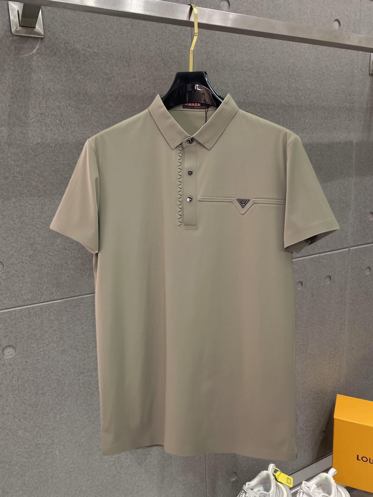 NO:957411,Directly supplied Prada new products on the market!  2026ss summer new letter logo men’s lapel Polo shirt!  Classic business men's style, the ceiling-level business men's style of high-end men's clothing!  Simple and fashionable yet elegant, it looks great when worn alone, and the quality/details control can be taken away with your eyes closed. It is low-key, luxurious and connotative!  The mesh texture is evenly arranged on the surface of the fabric, with excellent breathability and heat dissipation and perspiration properties. The upper body comfort is completely better than ordinary single-sided jersey tissue!  Made with top-notch craftsmanship, the LOGO is three-dimensional and clear and full. It is a classic product whether worn as an inner layer or worn alone!  Exquisite cutting technology, every detail is handled very standard and delicately!  Sizes M-3XL, please state your height and weight when placing an order!  ,,prada,19860909直供 普拉达 新品上市！2026ss夏季新款字母logo男士翻领Polo衫！经典商务男款,高端男装的天花板级别的商务男款！简约时尚大气不失优雅,单穿内搭体面过人,品质控/细节控的闭眼带走,低调又奢华有内涵！面料表面排列均匀整齐的网眼纹理,透气性和散热排汗性极佳,上身舒适程度完全优于普通单面汗布组织！采用顶级工艺打造,LOGO立体清晰饱满,无论是内搭还是单穿都是一款经典领域的产品！精妙绝伦的裁剪工艺,每一个细节处理的非常标准细腻！尺码M-3XL,下单报身高体重！,,prada,,Men's clothing