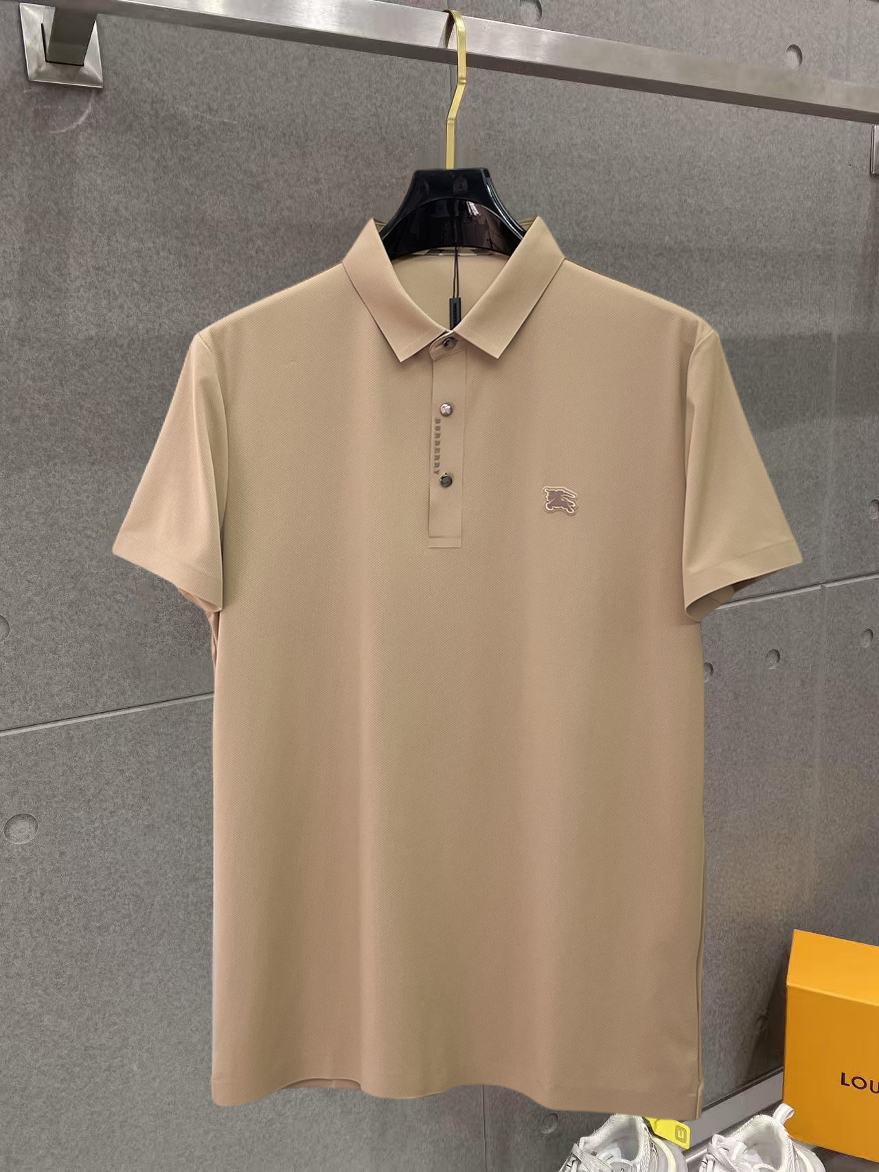 NO:957376,Directly supplied Burberry new products on the market!  2026ss summer new letter logo men’s lapel polo shirt!  Classic business men's style, the ceiling-level business men's style of high-end men's clothing!  Simple and fashionable yet elegant, it looks great when worn alone, and quality control/details control can be taken away with your eyes closed. It is low-key, luxurious and connotative!  The mesh texture is evenly arranged on the surface of the fabric, with excellent breathability and heat dissipation and perspiration properties. The upper body comfort is completely better than ordinary single-sided jersey tissue!  Made with top-notch craftsmanship, the LOGO is three-dimensional and clear and full. Whether worn as an inner layer or worn alone, it is a classic product!  Exquisite cutting technology, every detail is handled very standard and delicately!  Sizes M-3XL, please state your height and weight when placing an order!  ,,burberry,19860909直供 巴宝莉 新品上市！2026ss夏季新款字母logo男士翻领Polo衫！经典商务男款,高端男装的天花板级别的商务男款！简约时尚大气不失优雅,单穿内搭体面过人,品质控/细节控的闭眼带走,低调又奢华有内涵！面料表面排列均匀整齐的网眼纹理,透气性和散热排汗性极佳,上身舒适程度完全优于普通单面汗布组织！采用顶级工艺打造,LOGO立体清晰饱满,无论是内搭还是单穿都是一款经典领域的产品！精妙绝伦的裁剪工艺,每一个细节处理的非常标准细腻！尺码M-3XL,下单报身高体重！,,burberry,,Men's clothing