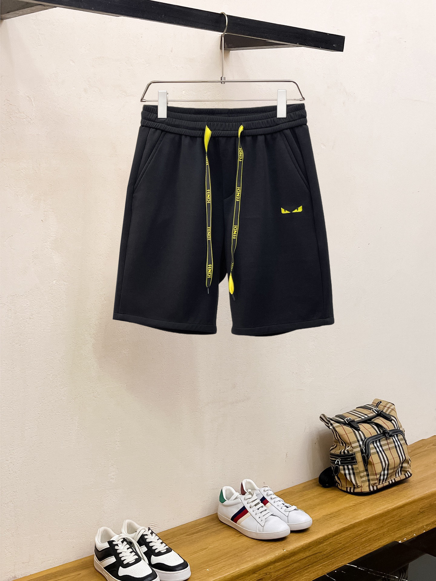 P160 Fendi Pantalones cortos casuales de nueva temporada verano 2026, originales de boutique. Accesorios clásicos de lu…