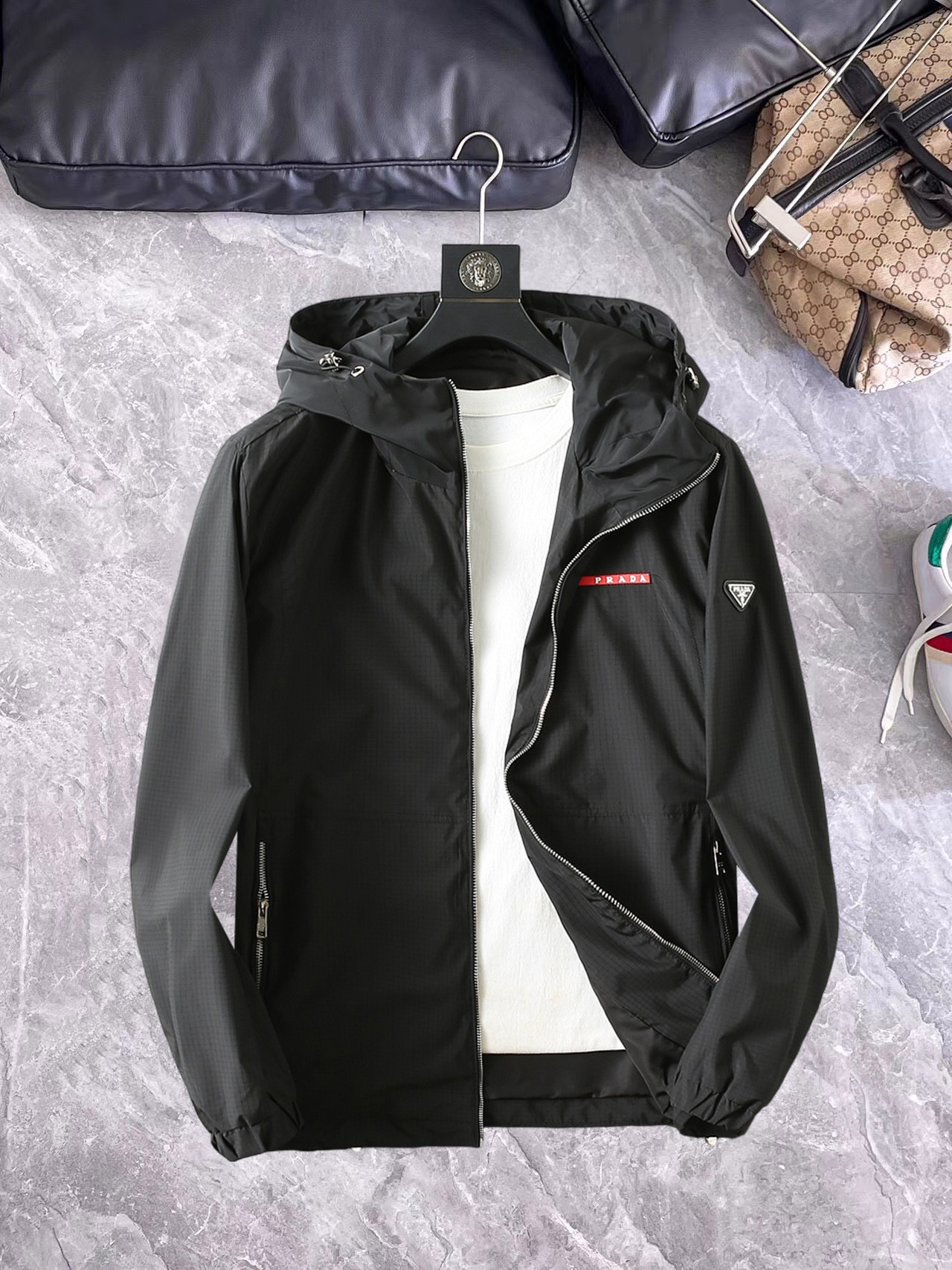 P320 Prada 2026 primavera y otoño popular contra nueva chaqueta de moda casual, estilo de diseño ultravanguardista, del…