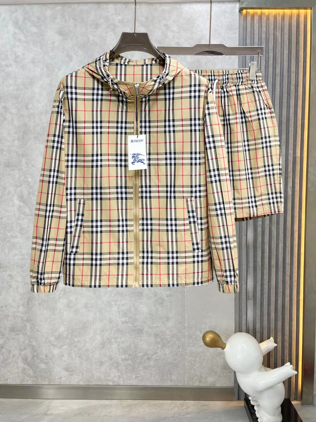 P260 Conjunto de ropa y pantalones cortos de protección solar de verano Burberry 2026, sincronizado con contadores de u…