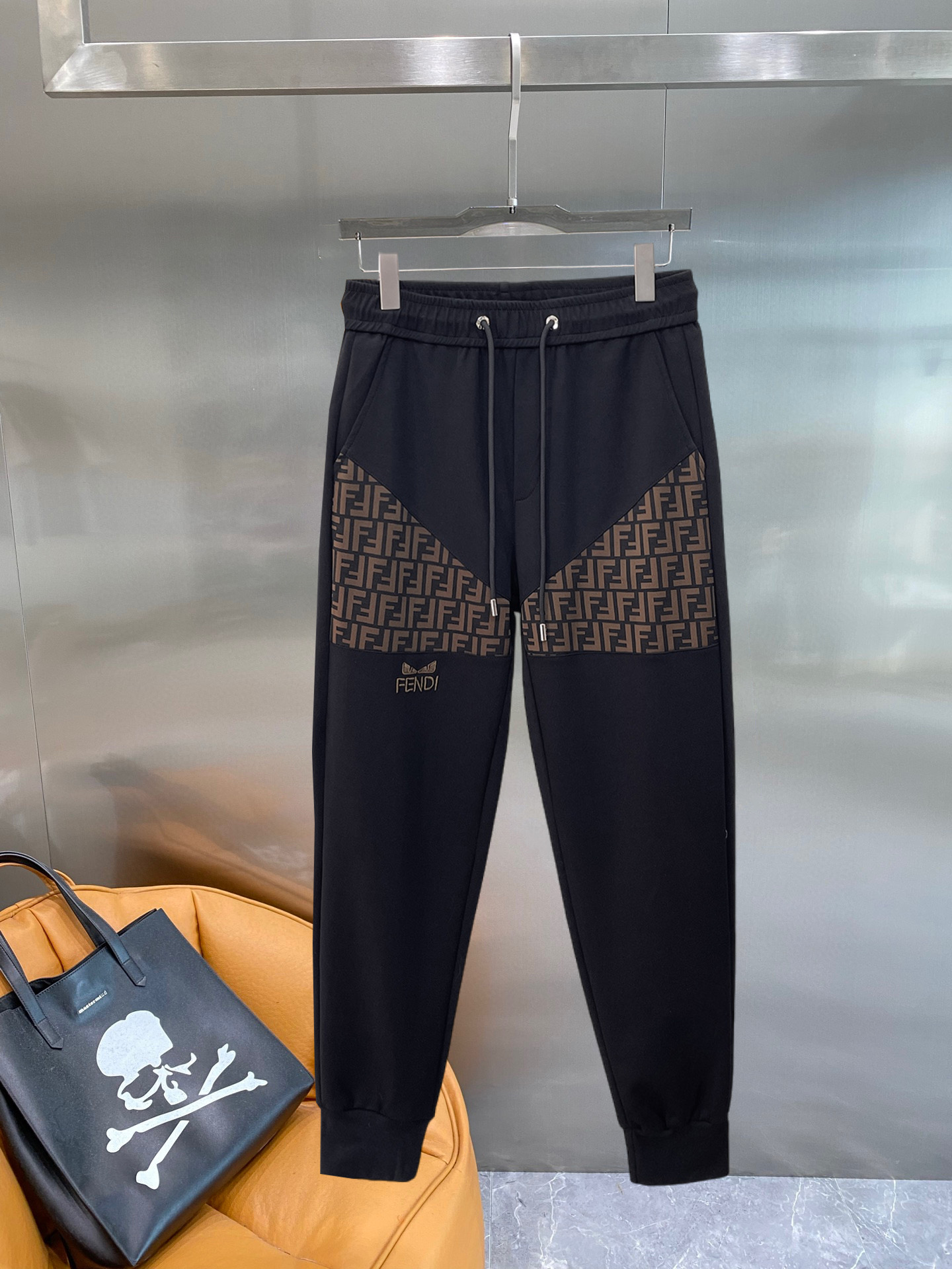 P190 Fendi Pantalones casuales largos nueva temporada 2026, versátiles para todo el año 👖 Venta simultánea en la web o…