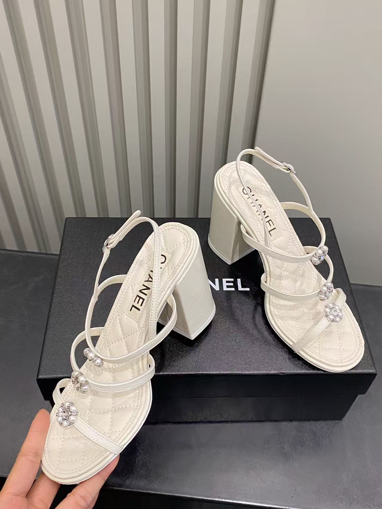 샤넬 펄 장식 카멜리아 버클 청키 힐 샌들 95433 이미지 3