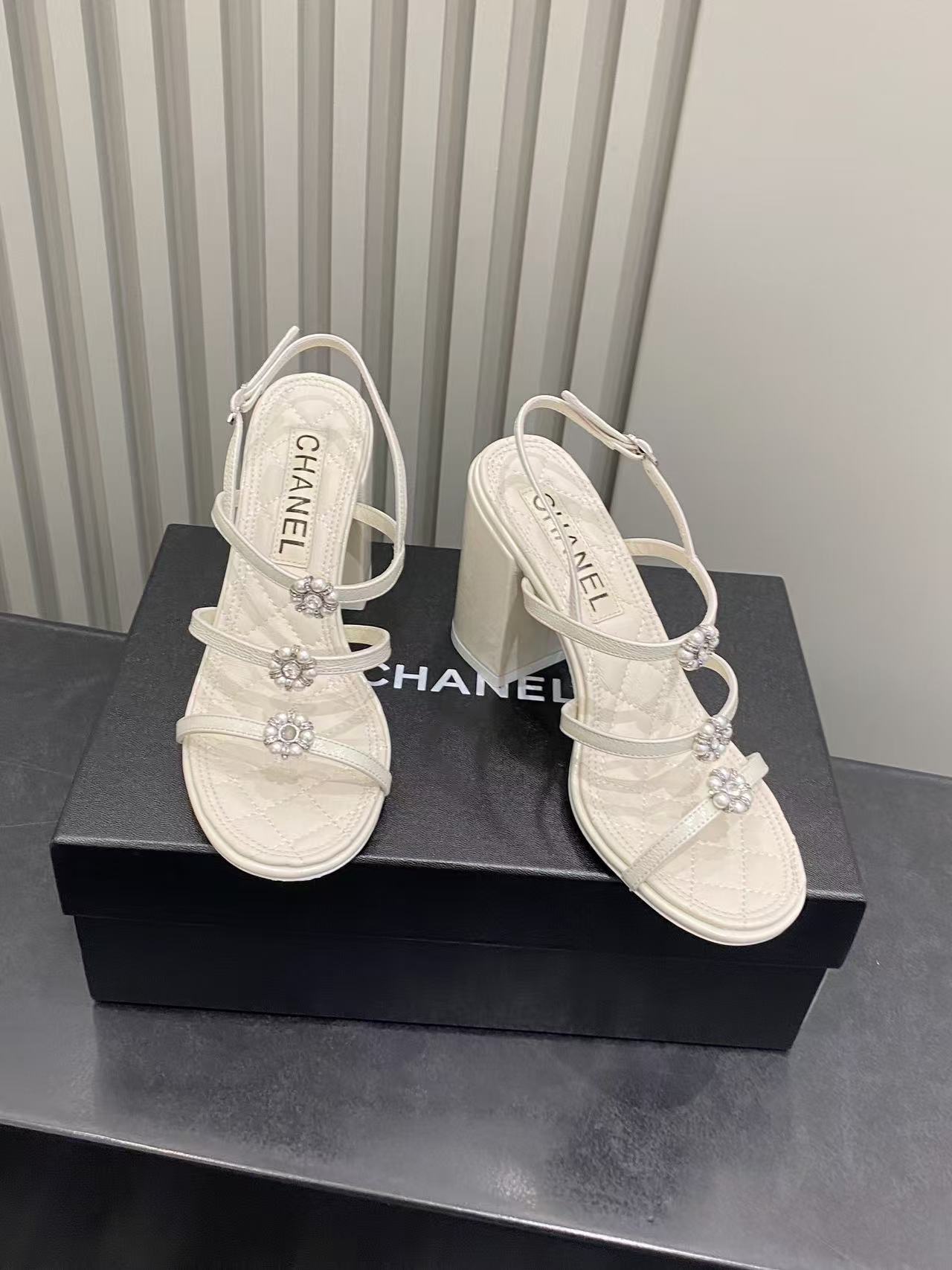 샤넬 펄 장식 카멜리아 버클 청키 힐 샌들 95433 이미지 5