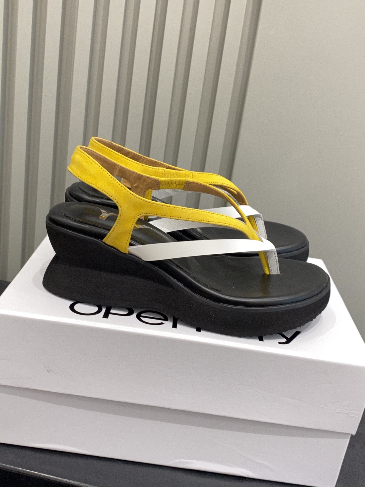 NO:922478,Top quality openyy wedge-heeled double thong flip-flops with open-edge beads on the upper, sheepskin lining, foot pads, wear-resistant velvet rubber foam outsole, size 35-40 (customized for 40 units, non-returnable) #Full package, split-toe shoes, slippers, sheepskin, sheep19860909顶级品质 openyy 坡跟双夹趾人字凉拖鞋 鞋面羊京搭配开边珠 里衬羊皮内里 垫脚 鞋底耐磨绒橡胶发泡大底 size35-40（40定制不退换） #全套包装,分趾鞋,slippers,sheepskin,sheep,Women's Shoes