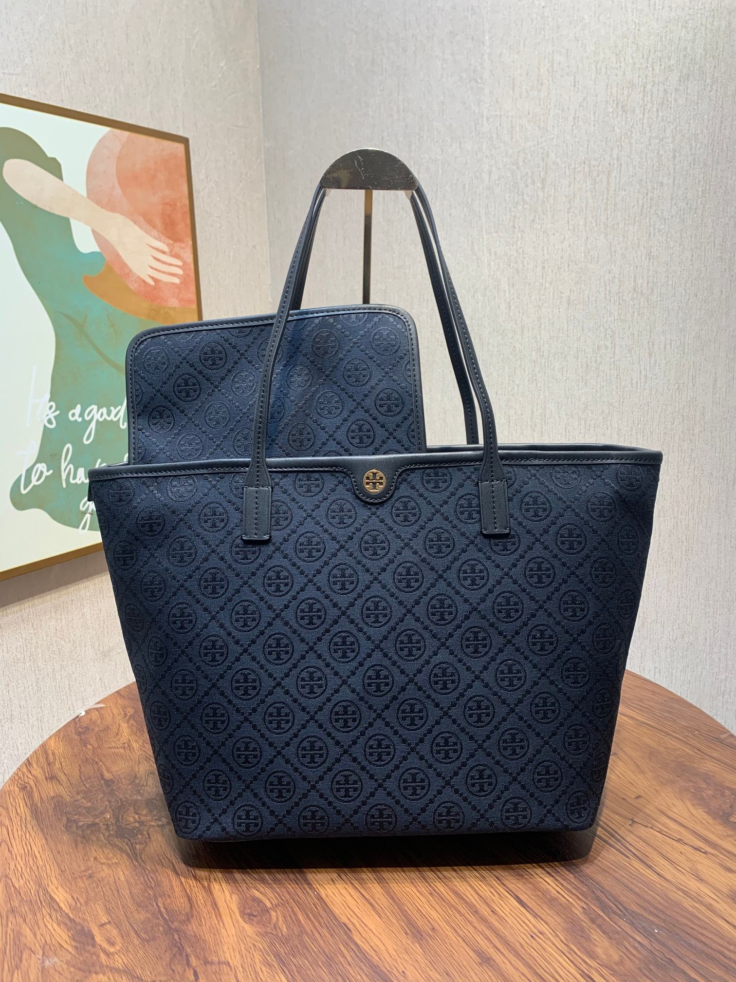 Tory Burch 编号1913（大号） TORY BURCH老花购物袋Monogram 图案