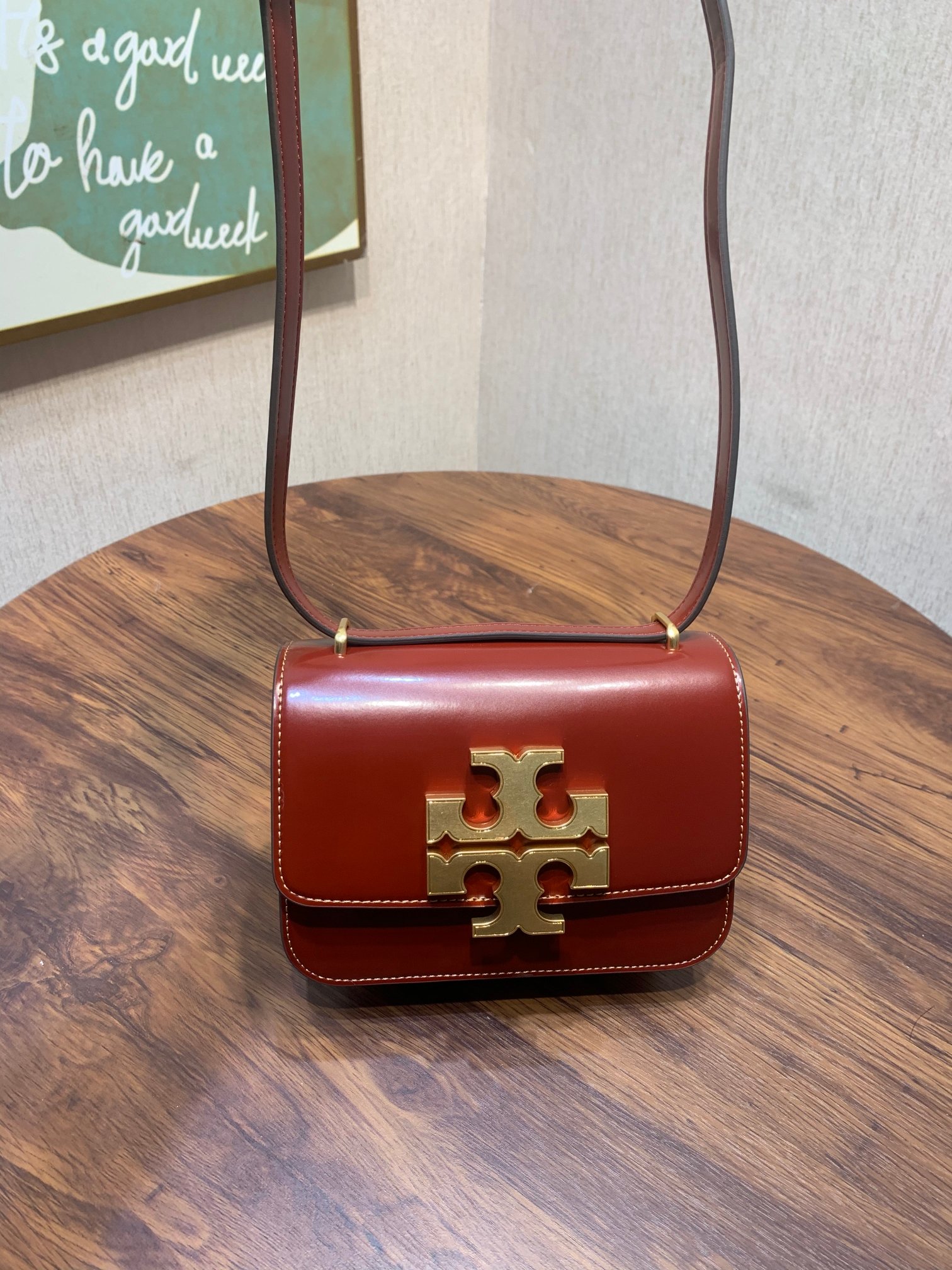 Tory Burch ~编号206 TORY BURCH 汤丽柏琦 富有光泽的斯帕佐拉托皮革与光滑的金属配件形成对比