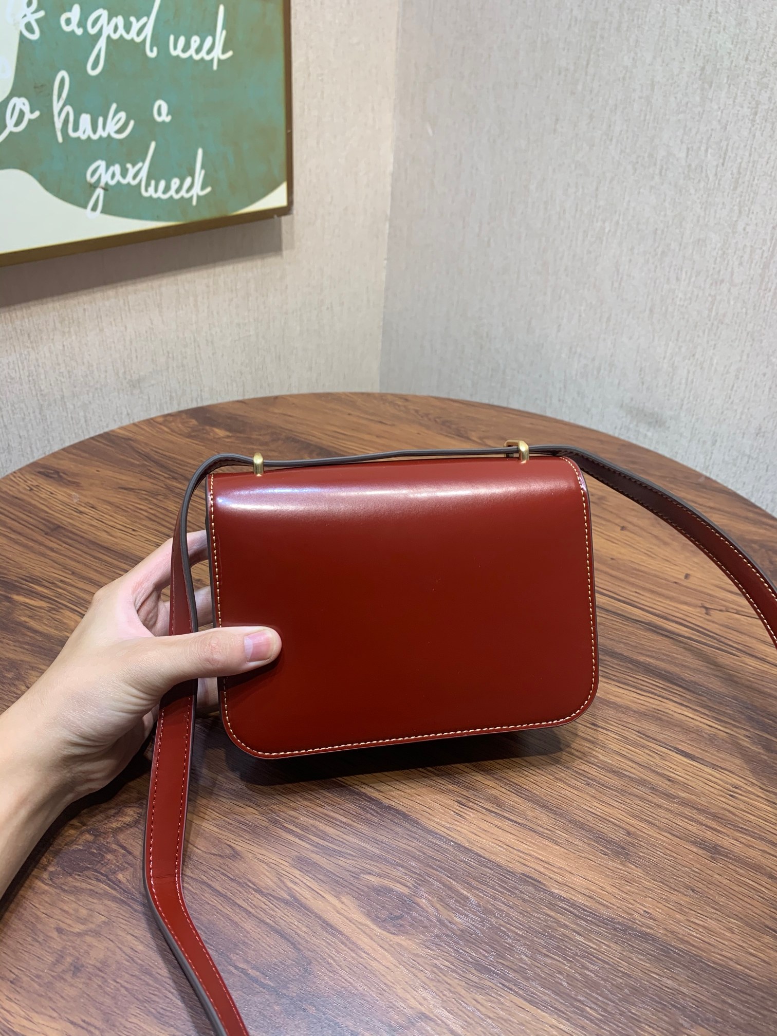 Tory Burch ~编号206 TORY BURCH 汤丽柏琦 富有光泽的斯帕佐拉托皮革与光滑的金属配件形成对比