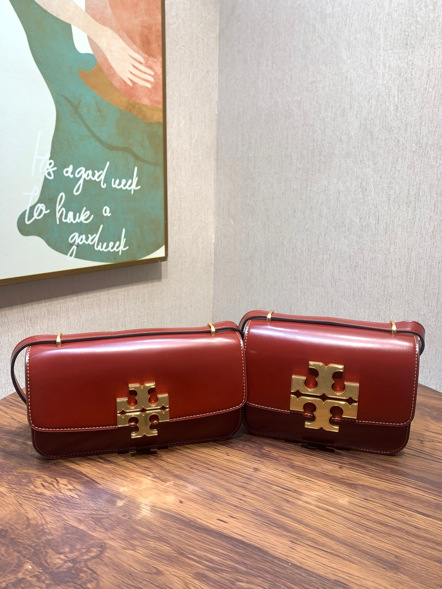 Tory Burch ~编号206 TORY BURCH 汤丽柏琦 富有光泽的斯帕佐拉托皮革与光滑的金属配件形成对比