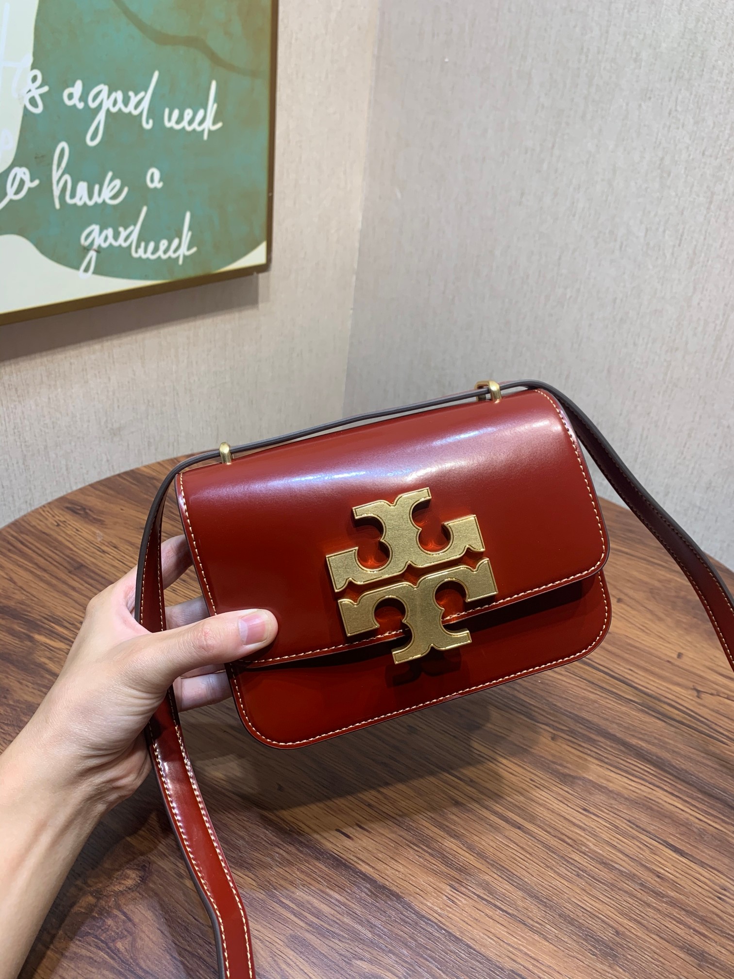 Tory Burch ~编号206 TORY BURCH 汤丽柏琦 富有光泽的斯帕佐拉托皮革与光滑的金属配件形成对比