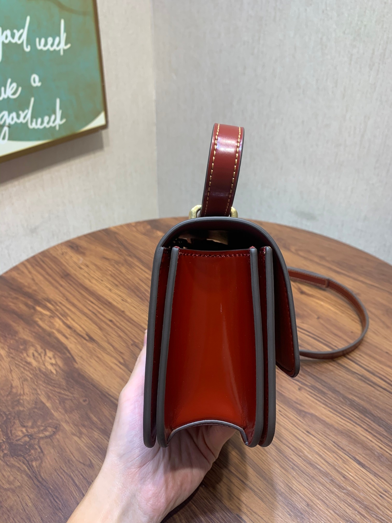 Tory Burch ~编号206 TORY BURCH 汤丽柏琦 富有光泽的斯帕佐拉托皮革与光滑的金属配件形成对比