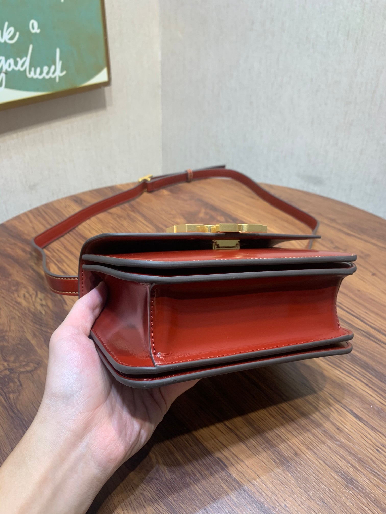 Tory Burch ~编号206 TORY BURCH 汤丽柏琦 富有光泽的斯帕佐拉托皮革与光滑的金属配件形成对比