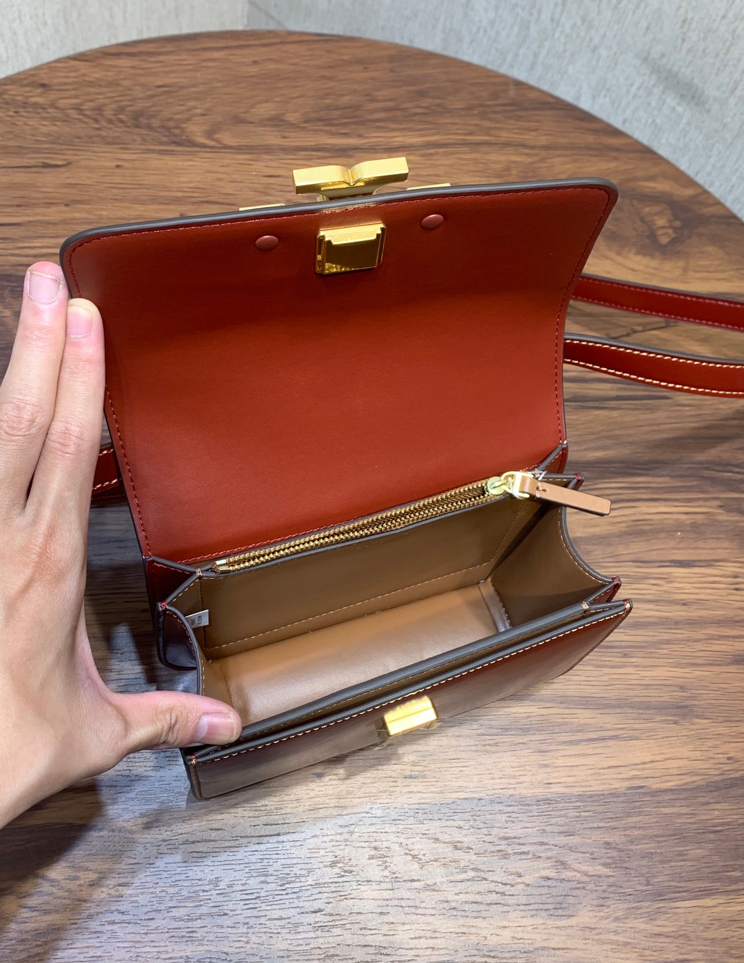 Tory Burch ~编号206 TORY BURCH 汤丽柏琦 富有光泽的斯帕佐拉托皮革与光滑的金属配件形成对比