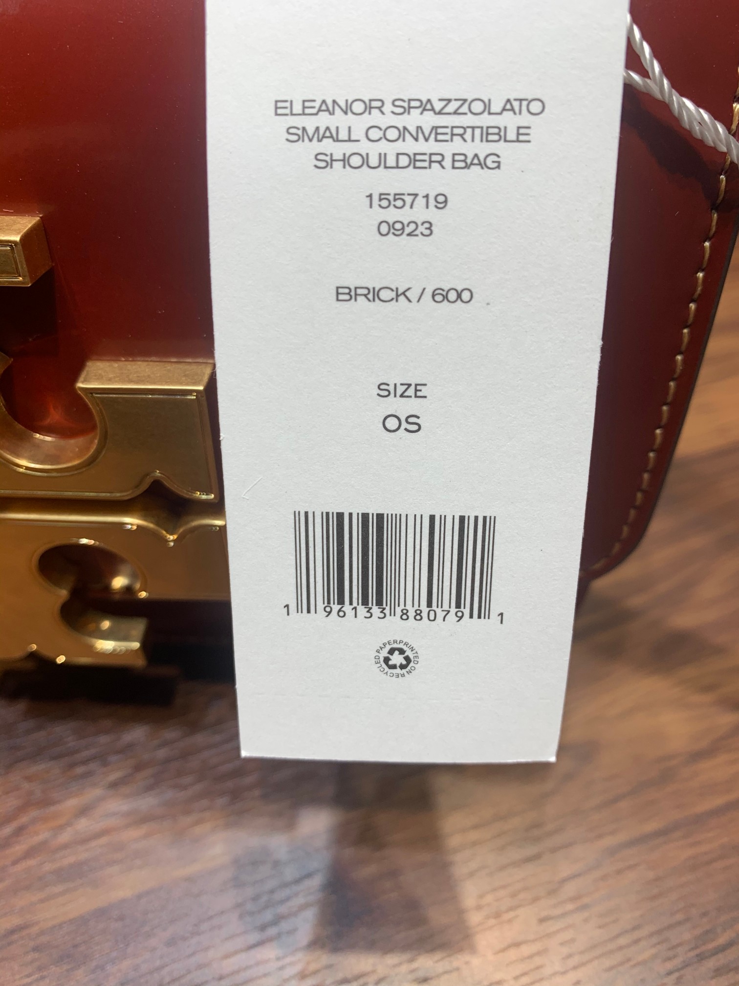 Tory Burch ~编号206 TORY BURCH 汤丽柏琦 富有光泽的斯帕佐拉托皮革与光滑的金属配件形成对比