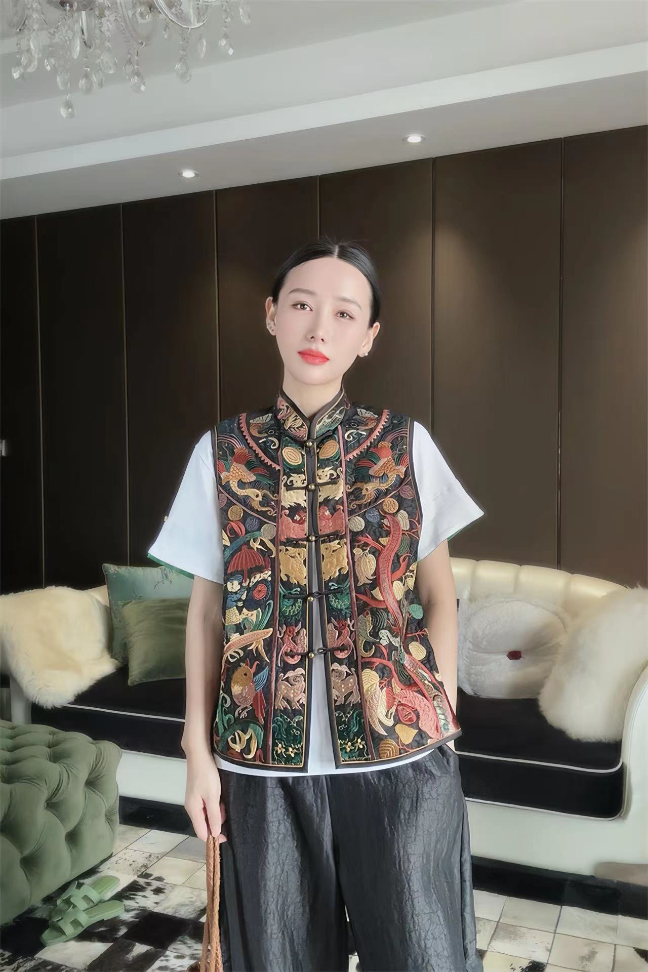 Luxurious Women’s Suit with High-End Embroidery and Velvet Vests in Chinese Style - 图片 5