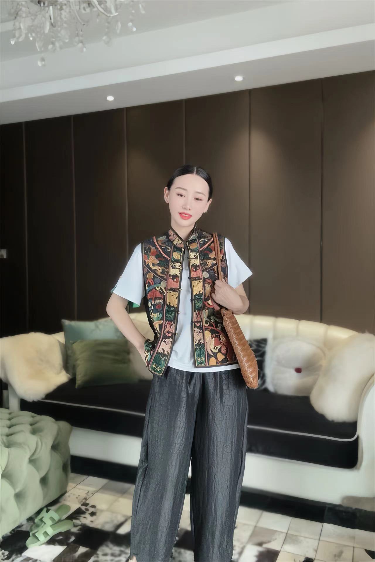 Luxurious Women’s Suit with High-End Embroidery and Velvet Vests in Chinese Style - 图片 3