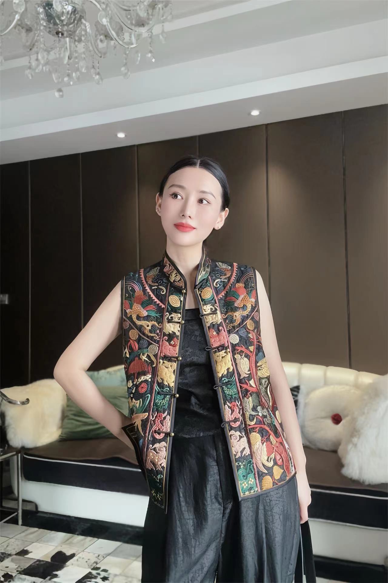 Luxurious Women’s Suit with High-End Embroidery and Velvet Vests in Chinese Style - 图片 2