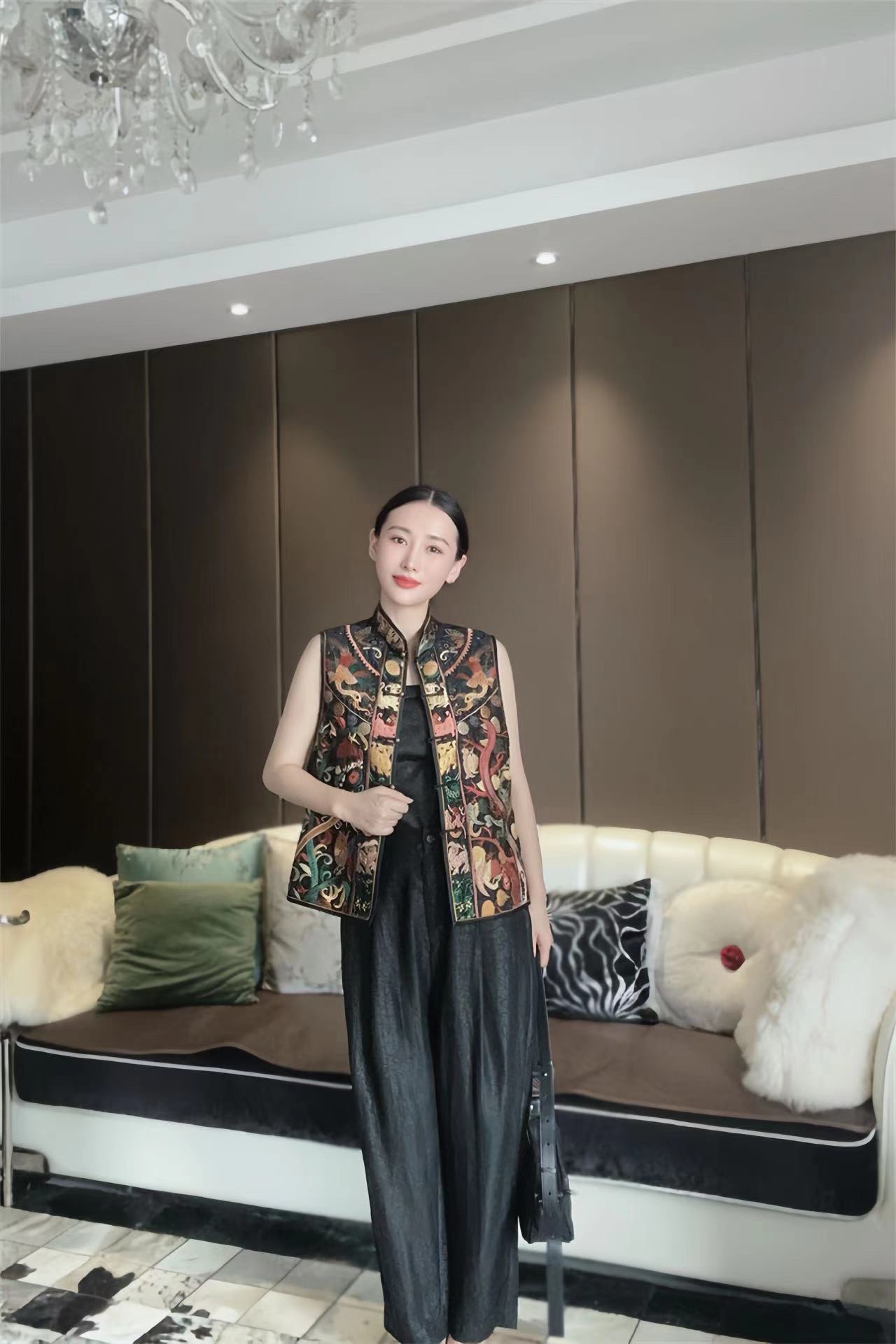 Luxurious Women’s Suit with High-End Embroidery and Velvet Vests in Chinese Style - 图片 7